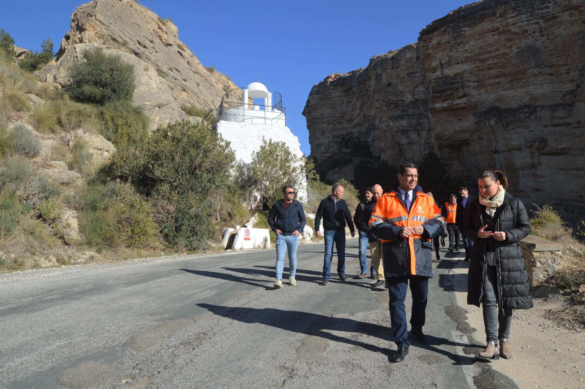 El consejero en funciones de Fomento e Infraestructuras, José Ramón Díez de Revenga, junto a la alcaldesa de Fortuna, Catalina Herrero,  durante la presentación de las obras de mejora en la carretera de La Garapacha (RM-A17) enmarcada en la estrategia regional 'Más Cerca'