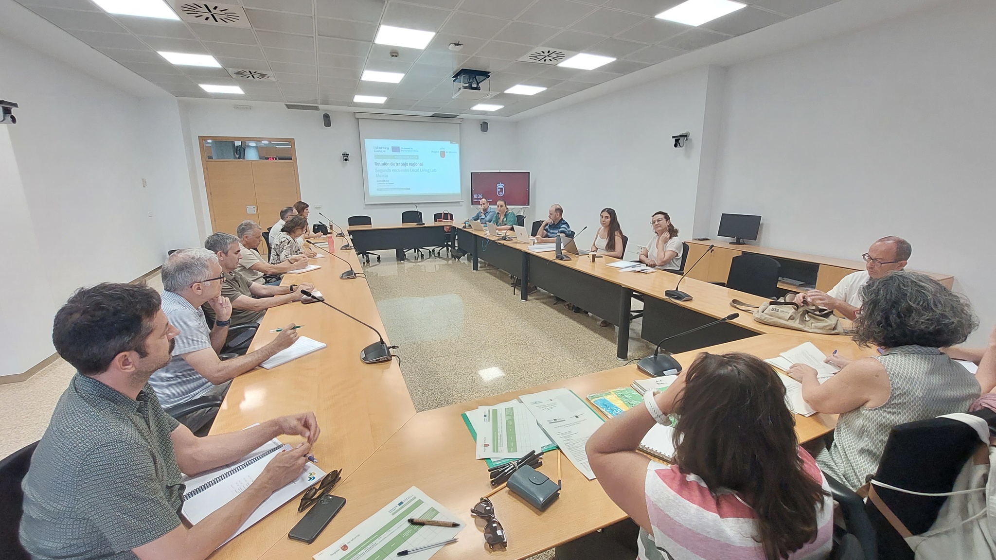 La directora general de Medio Natural, María Cruz Ferreira, junto al grupo de trabajo, en la segunda jornada 'Greenhealth'.