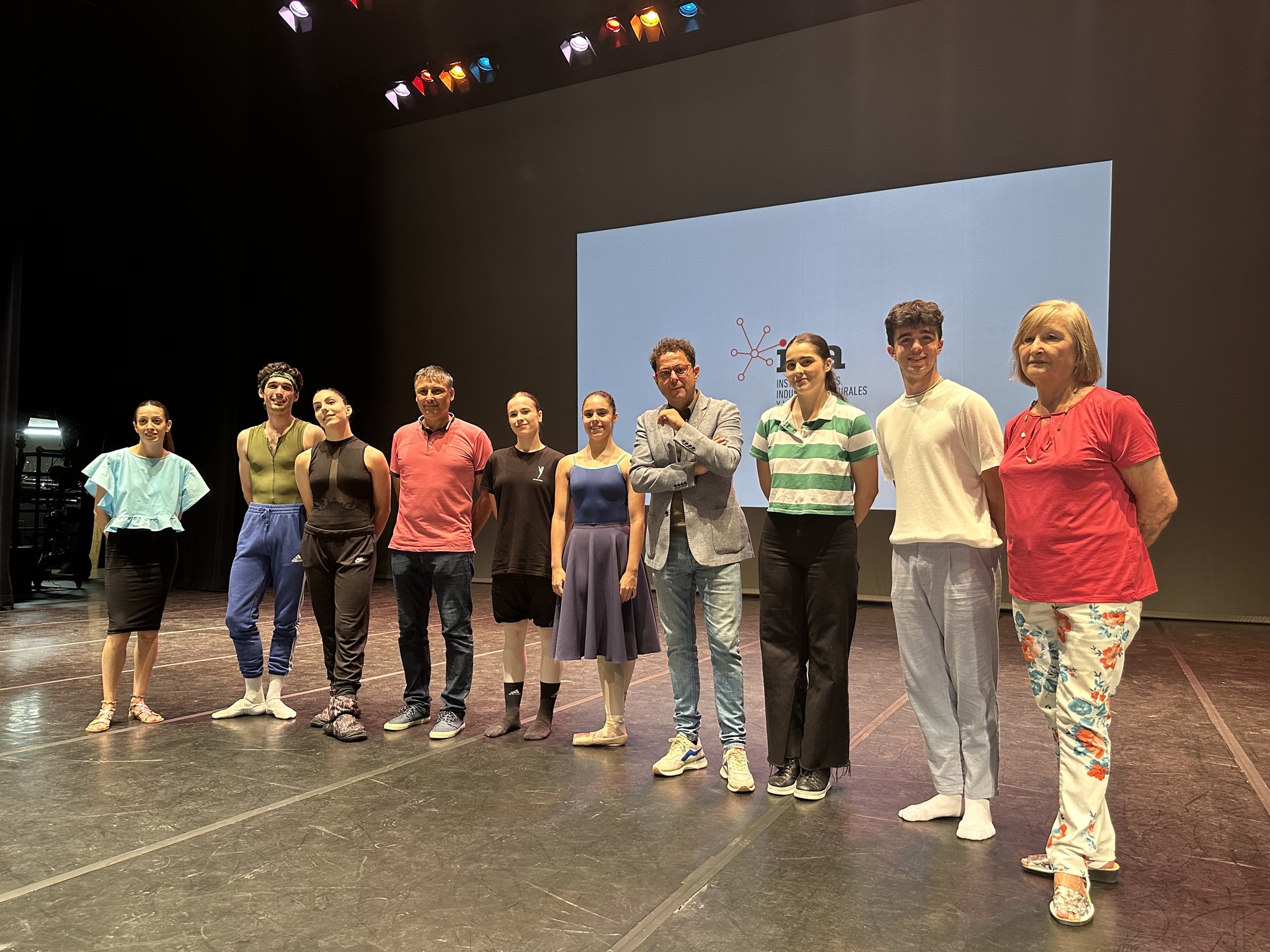 El director general del ICA, Manuel Cebrián, y la presidenta de la Asociación de Amigos de la Danza de Murcia, Margarita Muñoz Zielinski, posan junto a algunos de los aspirantes que participan en la XIV edición del concurso `Tiempo de Danza´ Región de Murcia.