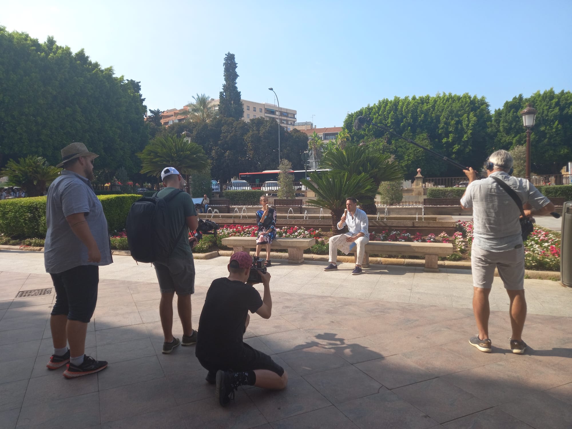 El equipo de profesionales de la televisión checa en su visita a la ciudad de Murcia.