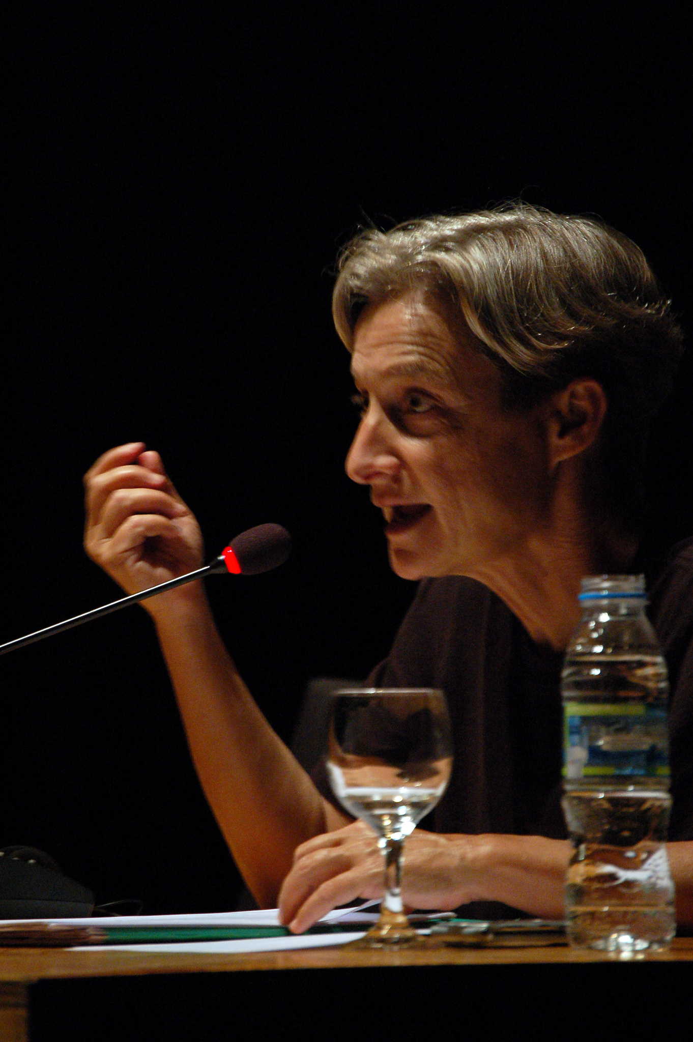 Imagen de la ponencia de la profesora Judith Butler en Cendeac, uno de los contenidos que se pueden consultar en el canal del centro.