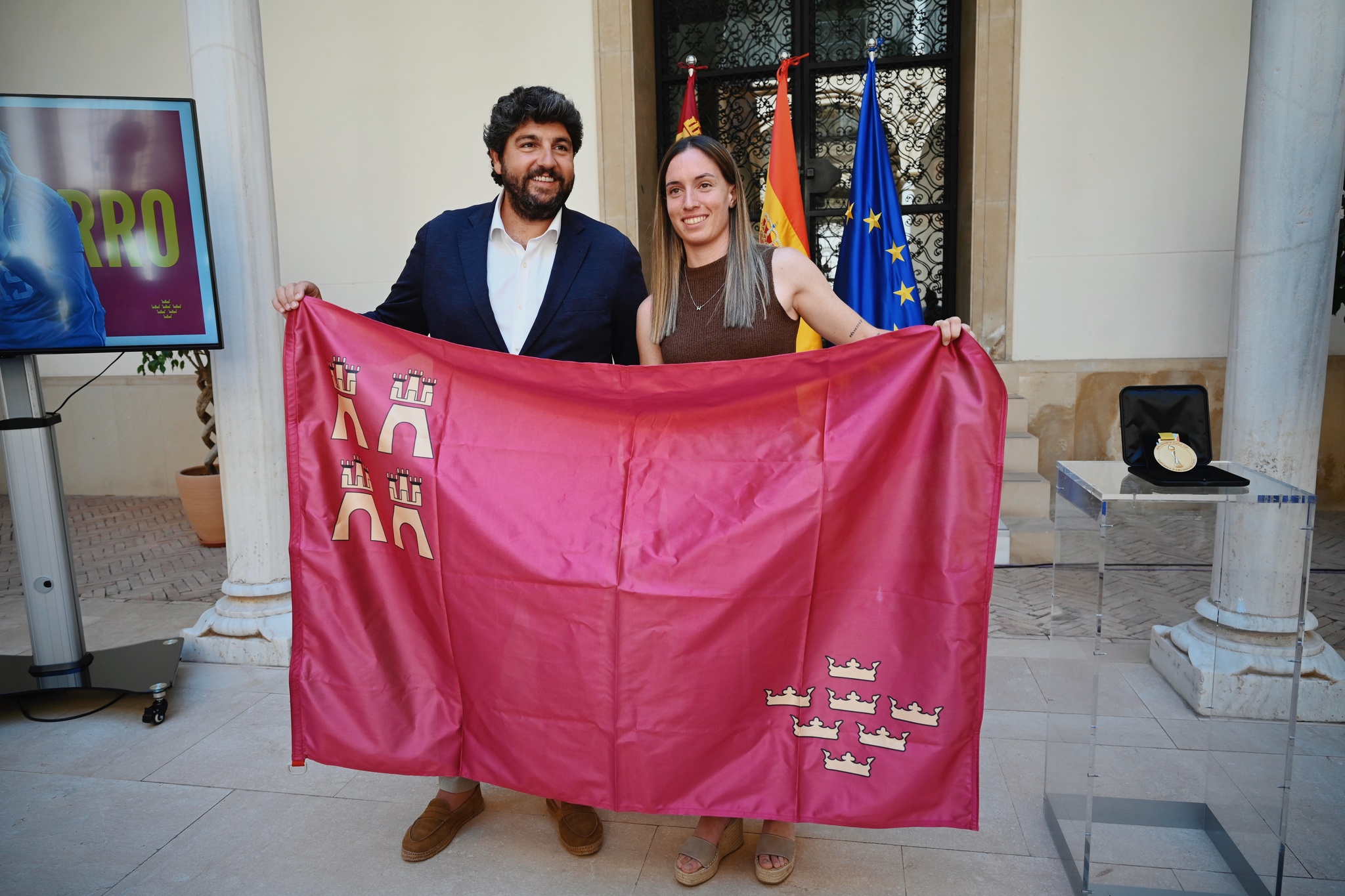 El presidente del Gobierno regional en funciones, Fernando López Miras, recibe a Eva Navarro, campeona del mundo con la Selección Española de Fútbol