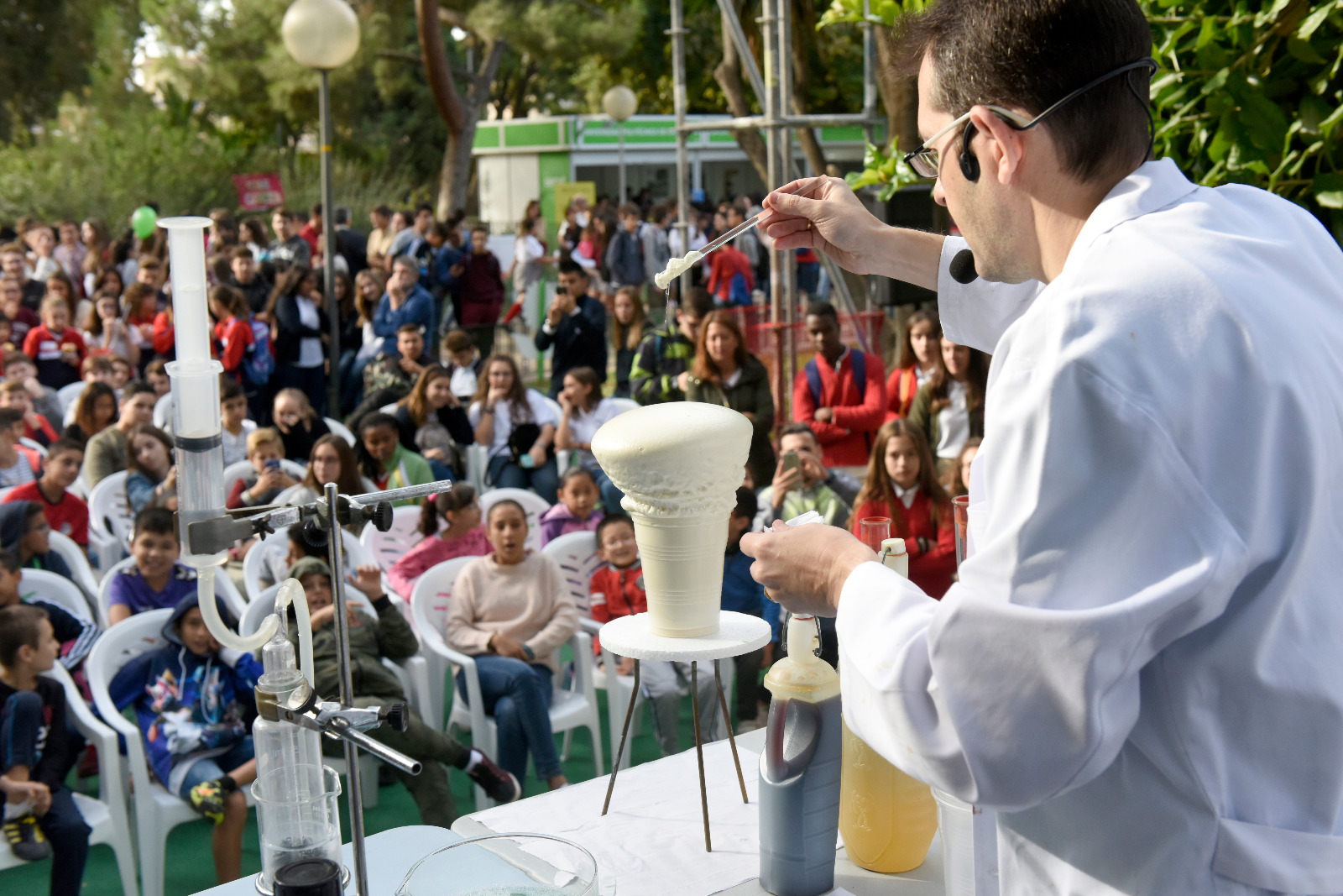 Uno de los investigadores que fueron invitados a la SeCyT Región de Murcia el pasado año, realiza un experimento sobre el escenario.