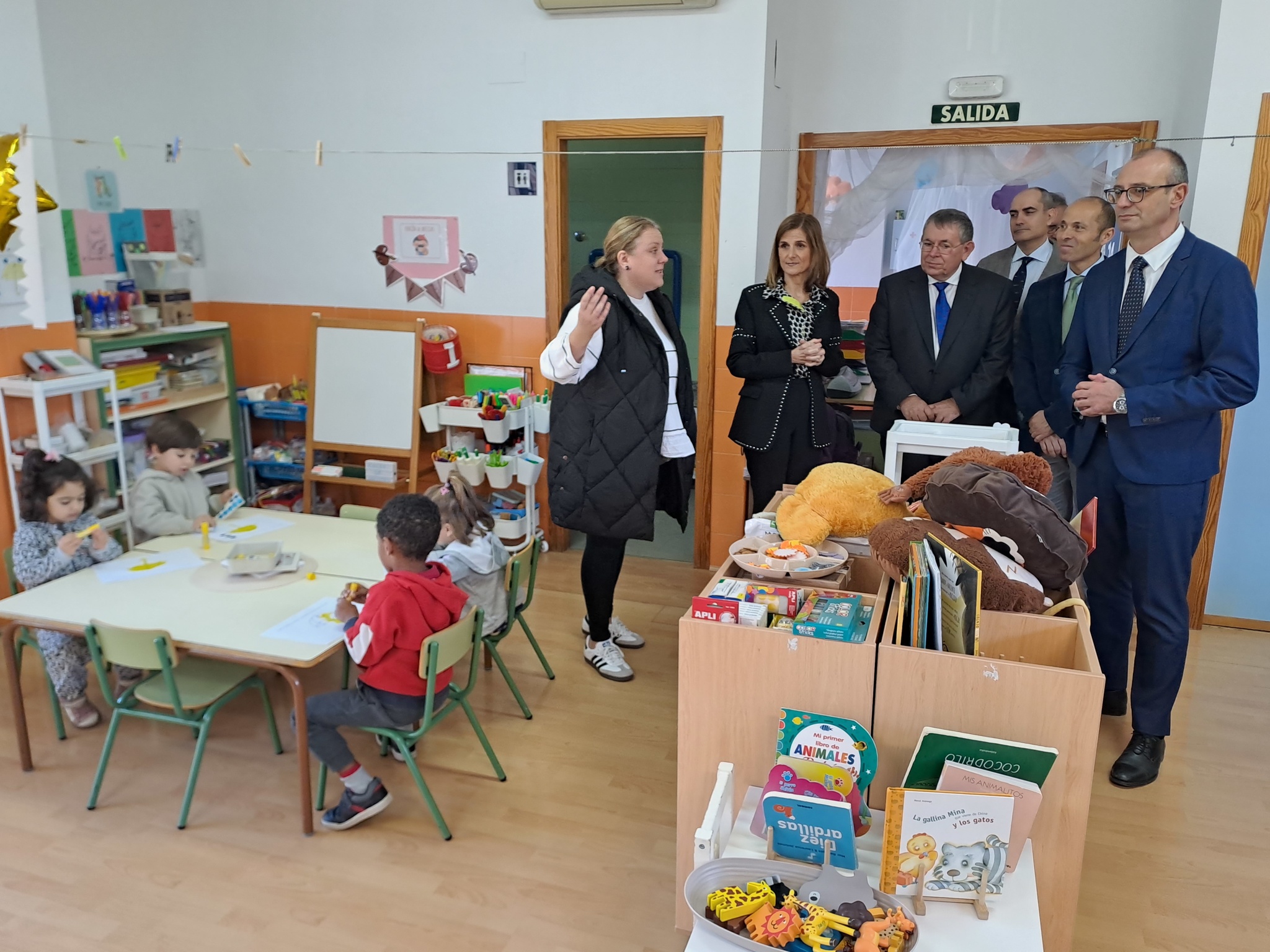 El consejero de Educación, Formación Profesional y Empleo, Víctor Marín, durante su visita al CEIP Nuestra Señora de la Arrixaca de Murcia.