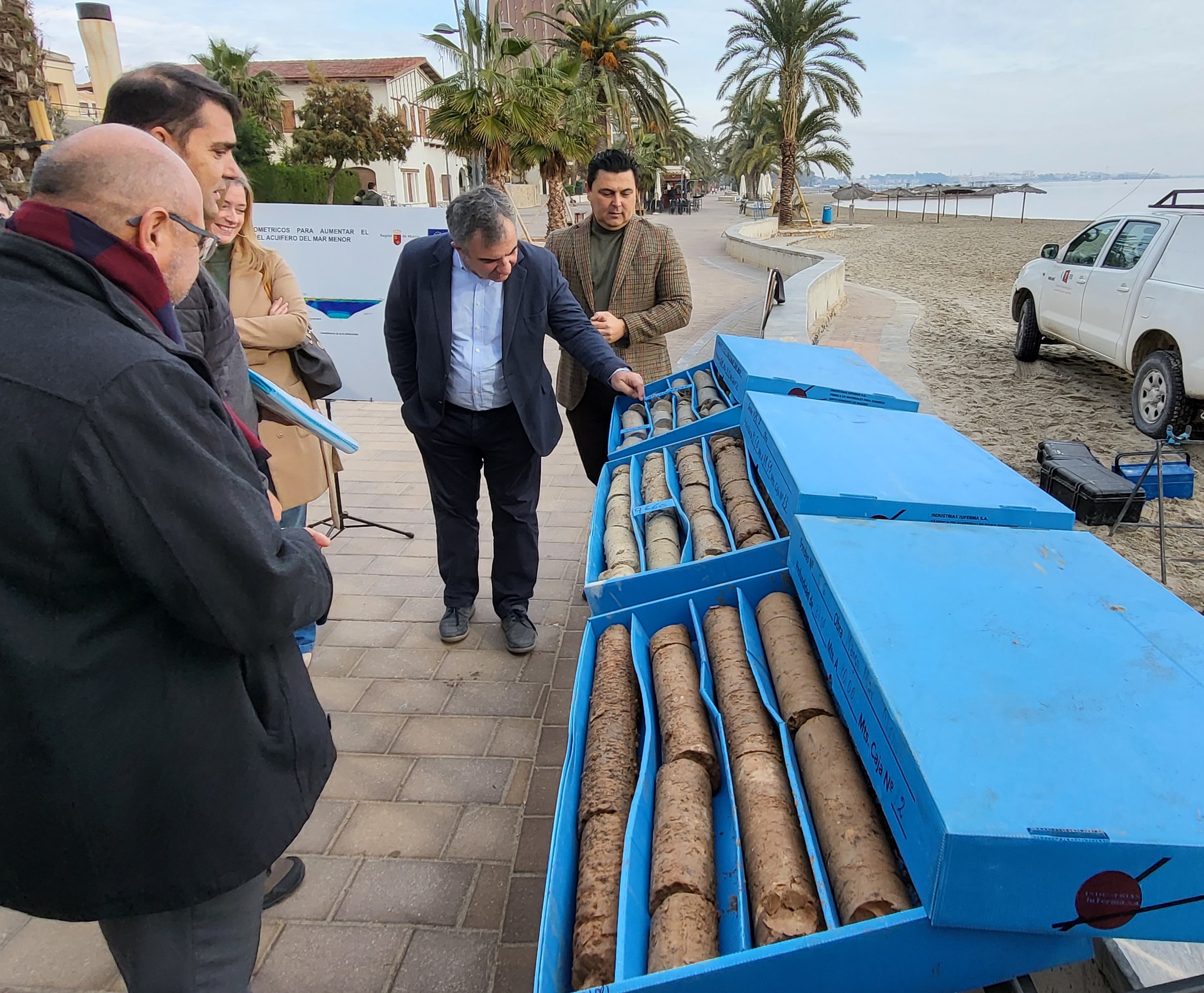 Visita a uno de los piezómetros instalados en San Javier/1