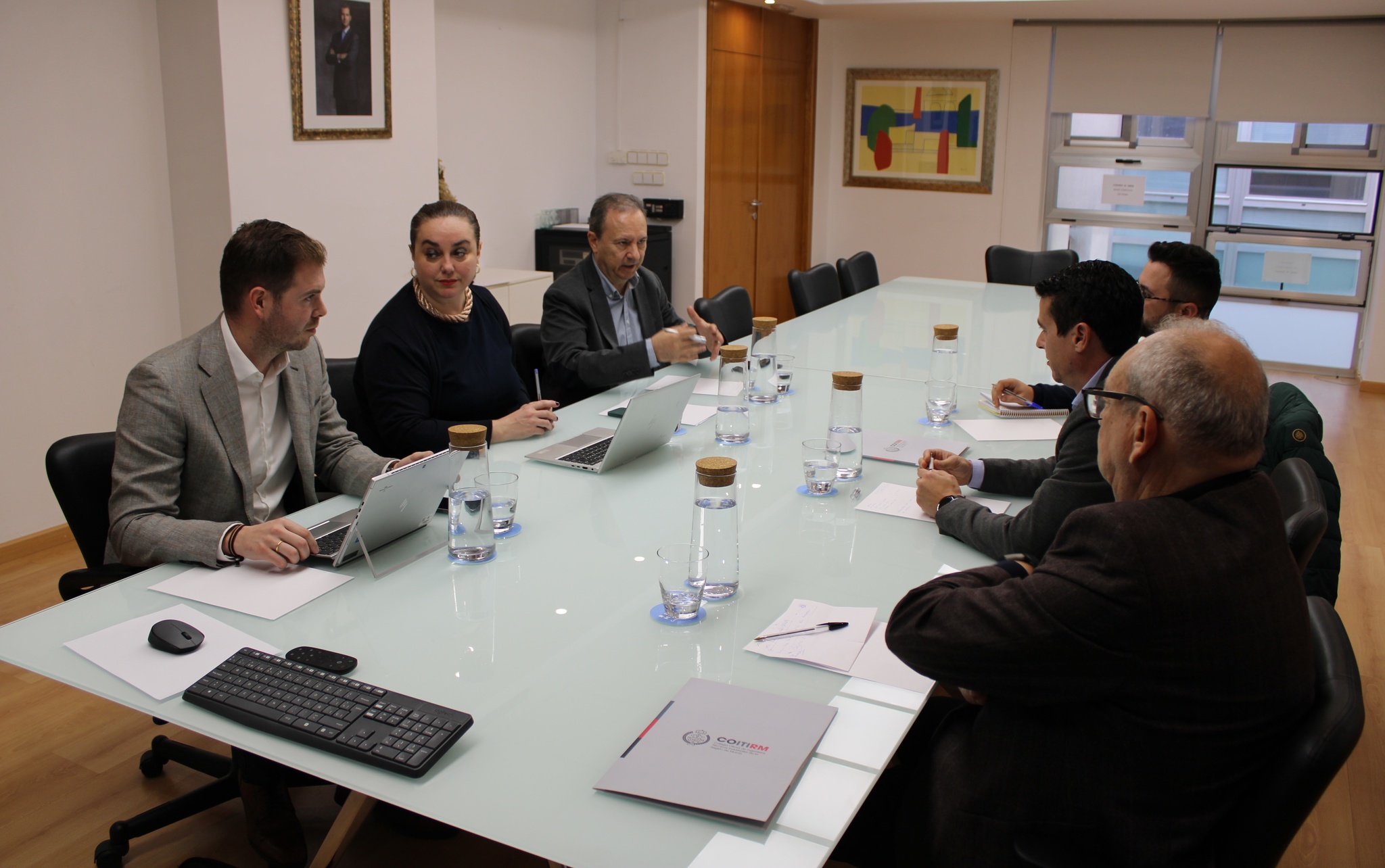 La secretaria autonómica de Energía, Sostenibilidad y Acción Climática, María Cruz Ferreira, durante la reunión con su equipo y los representantes de las Oficinas de Transformación Comunitaria que se ponen en marcha en la Región de Murcia