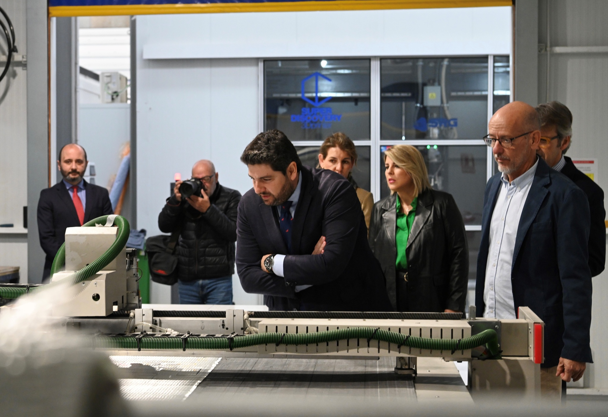 López Miras visita las instalaciones de la empresa Sinergia Racing Group