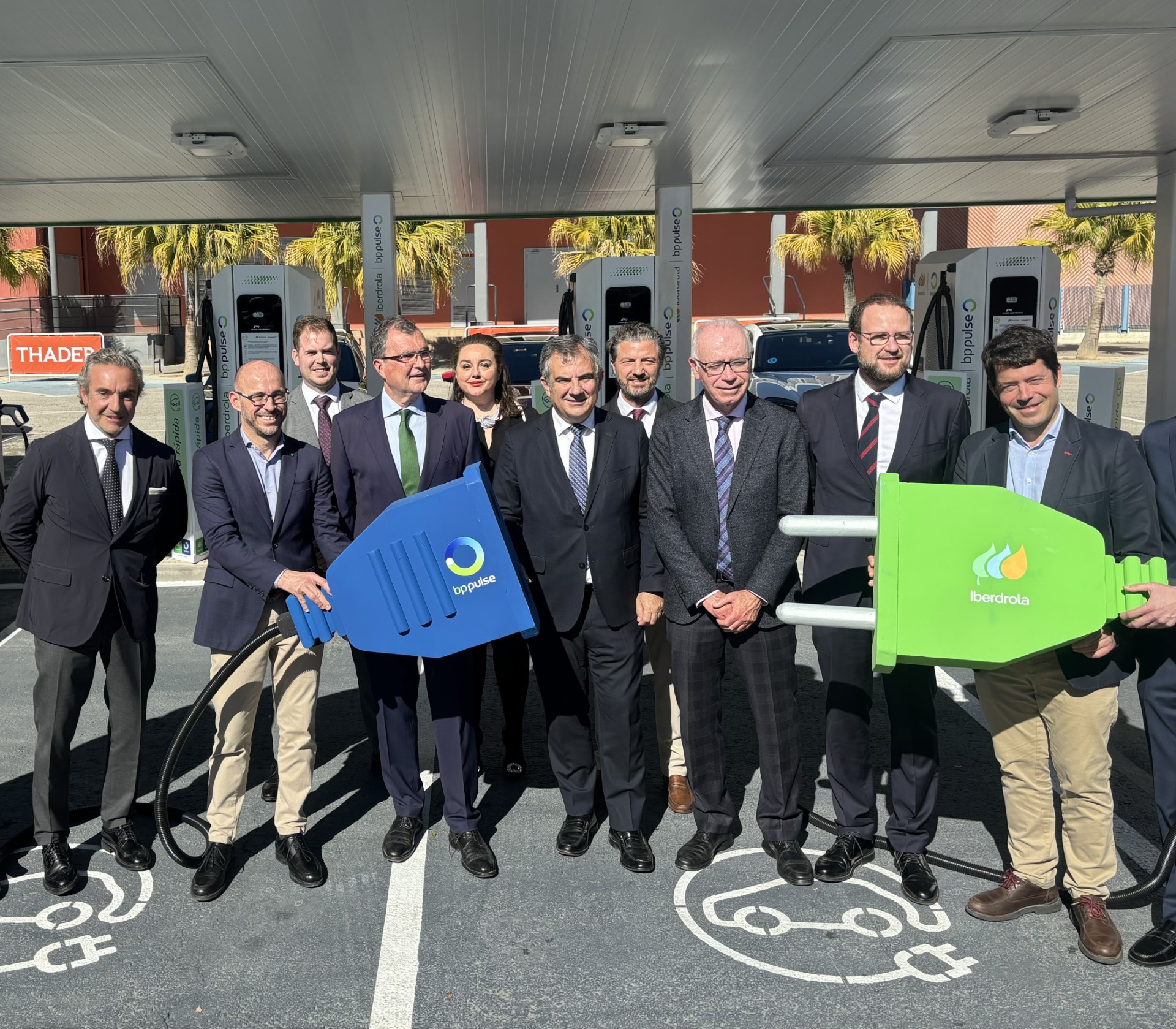 El consejero de Medio Ambiente, Universidades, Investigación y Mar Menor, Juan María Vázquez, inaugura junto con el alcalde de Murcia, José Ballesta, la estación de recarga ultrarrápida con mayor potencia de la Región de Murcia