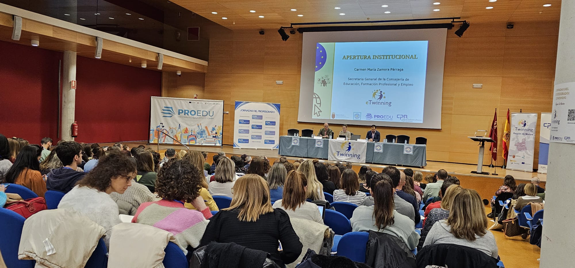 La secretaria general de la Consejería de Educación, Formación Profesional y Empleo, Carmen María Zamora, inauguró la jornada eTwinning.