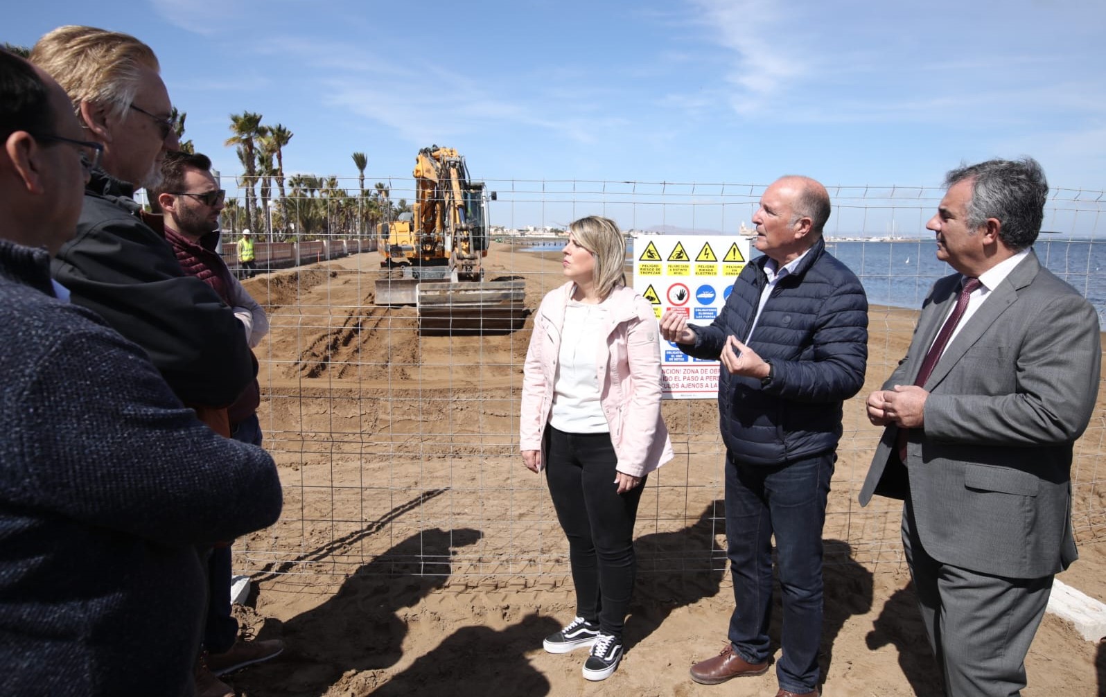 El consejero de Medio Ambiente, Universidades, Investigación y Mar Menor, Juan María Vázquez, asiste junto con la alcaldesa de Cartagena, Noelia Arroyo, al inicio de la prueba piloto puesta en marcha para la eliminación de lodos del Mar Menor en las playas de la urbanización Estrella de Mar, en Los Urrutias.