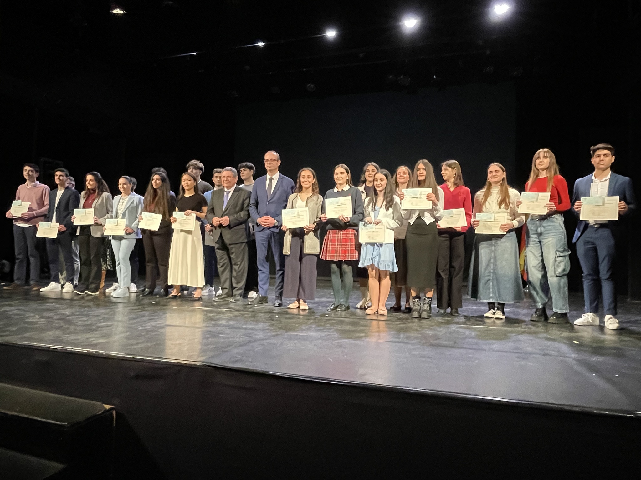 El consejero de Educación, Formación Profesional y Empleo, Víctor Marín, con los ganadores de los Premios Extraordinarios de Educación Secundaria Obligatoria y Bachillerato del curso 2022-2023.