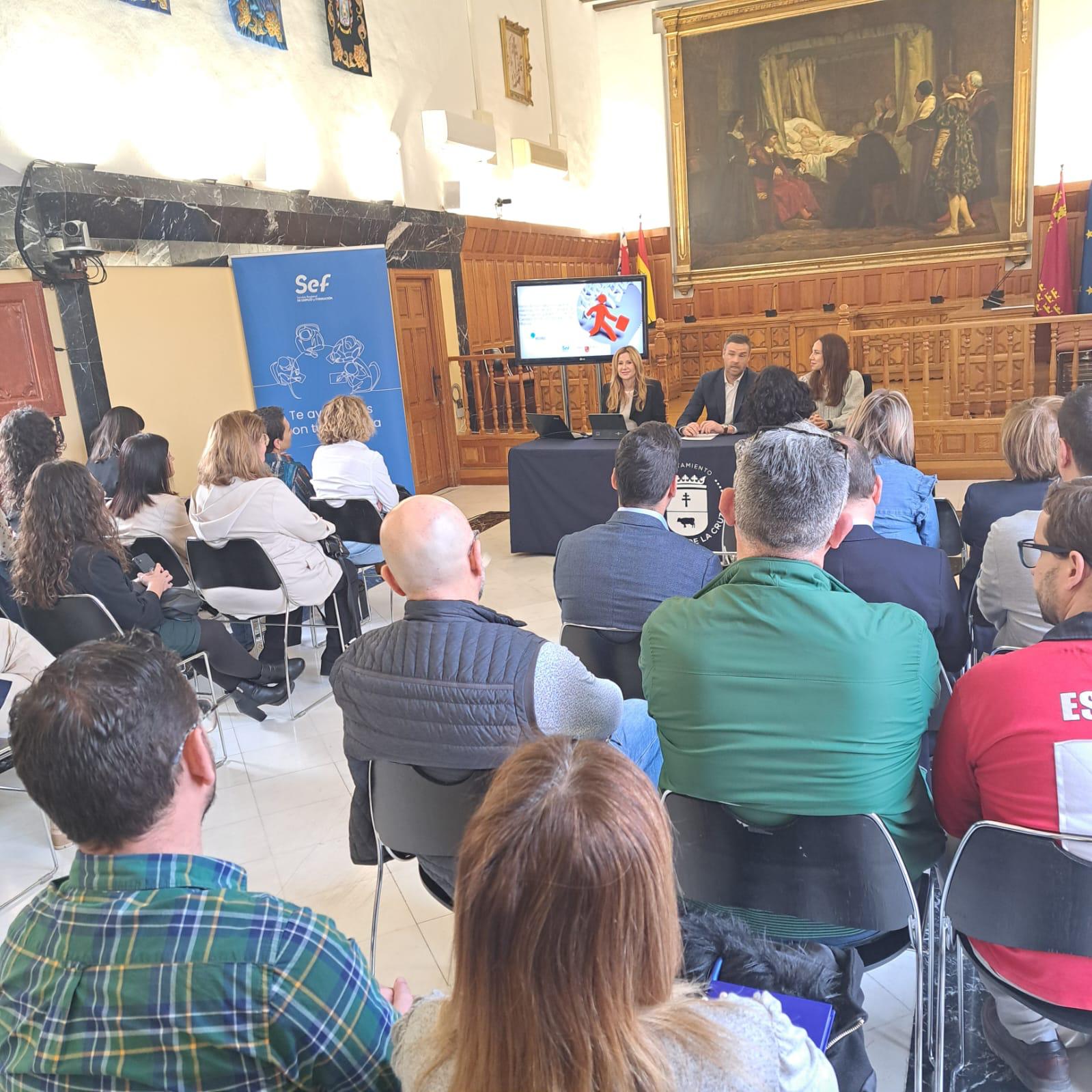 La directora general del SEF, Marisa López Aragón, junto al alcalde de Caravaca de la Cruz, José Francisco García, durante el encuentro con empresarios de la Comarca del Noroeste.