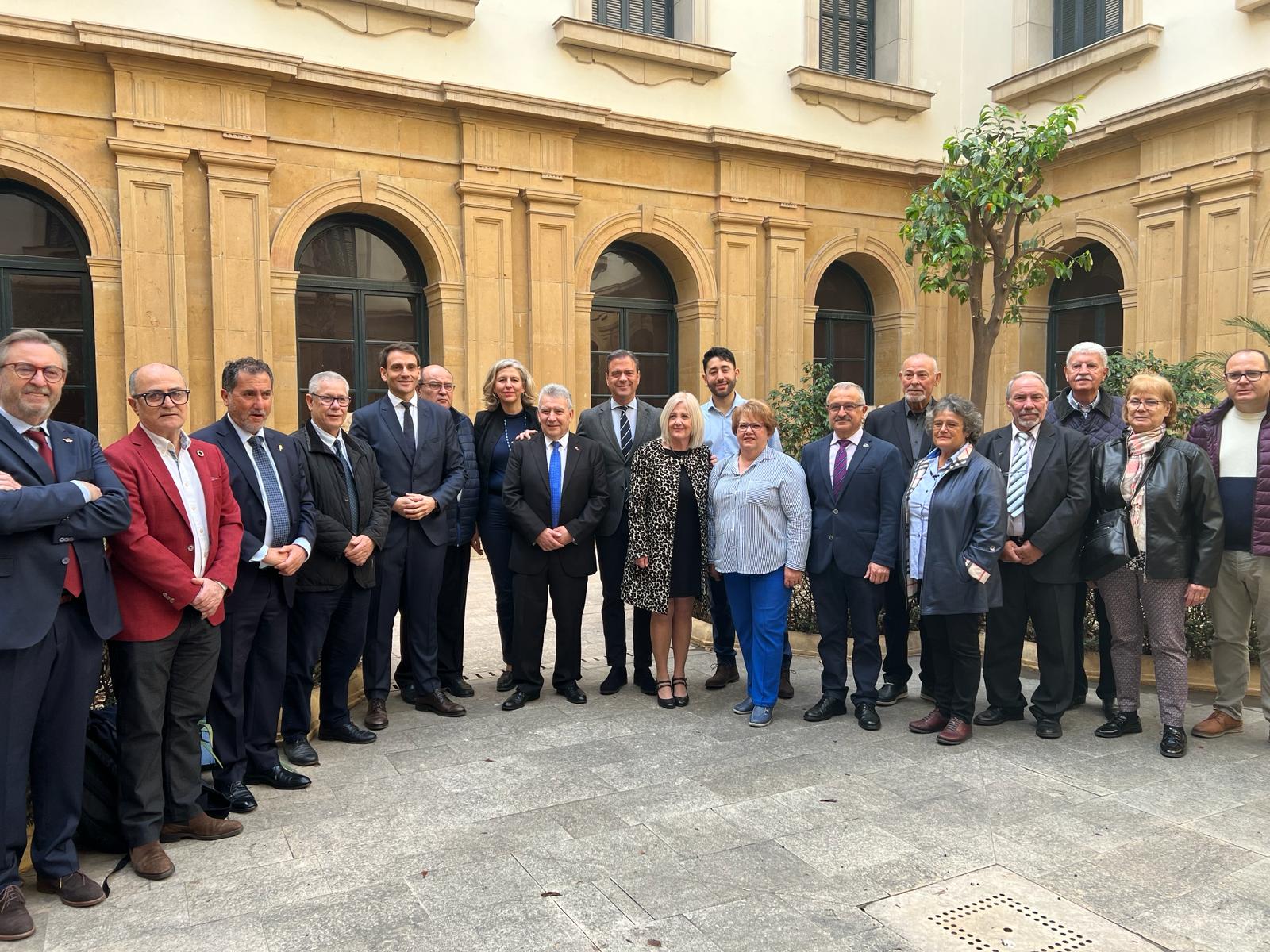 El consejero de Presidencia, Portavocía y Acción Exterior, Marcos Ortuño, y el director general de Acción Exterior y Cooperación, Juan José Almela, junto con representantes del Ayuntamiento de Murcia y de las comunidades de la Región asentadas en el exterior.