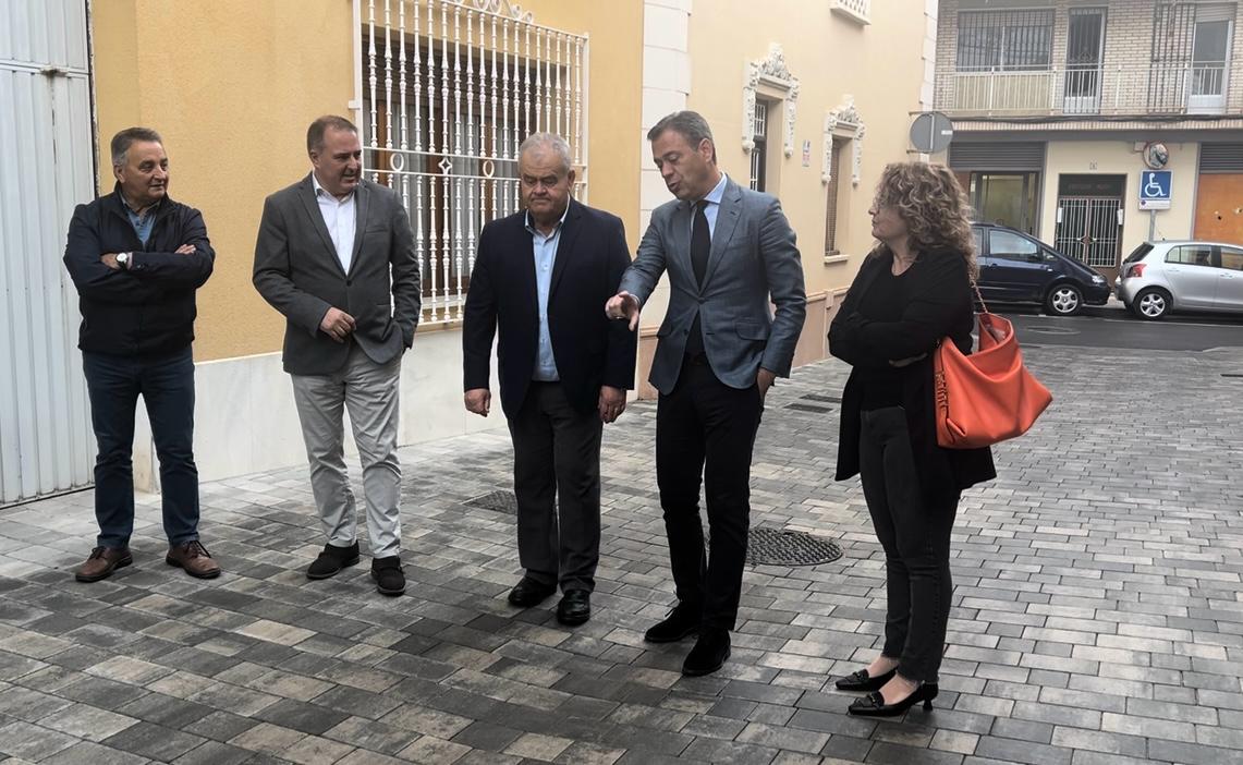 El consejero de Presidencia, Portavocía y Acción Exterior, Marcos Ortuño, y el alcalde de Totana, Juan Pagán, revisan una de las obras realizadas en el municipio acompañados por el director general de Administración Local, Francisco Abril, y concejales del Ayuntamiento.