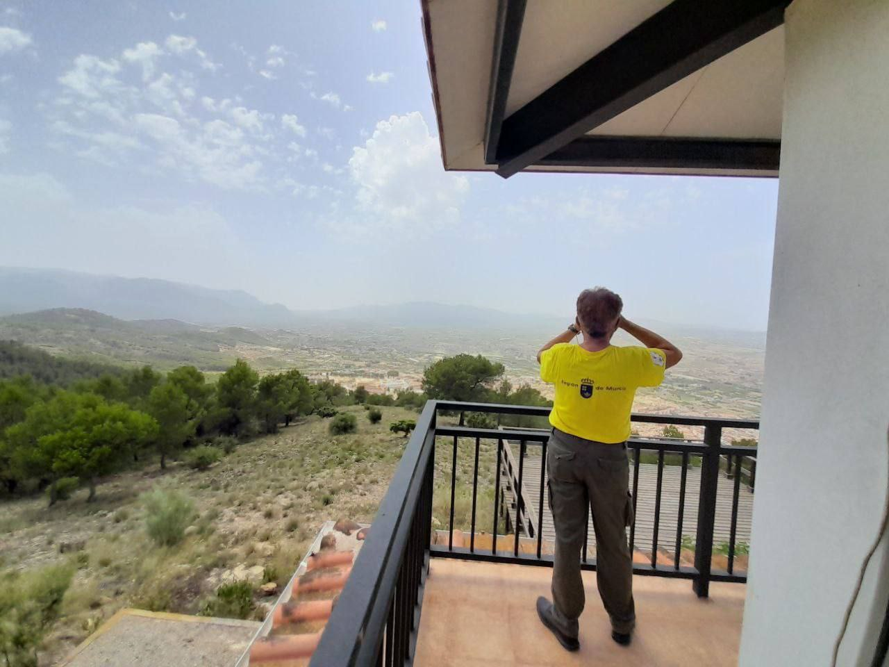 Un vigilante forestal observa desde una de las torres de la Red Malla ECO de la Región de Murcia.