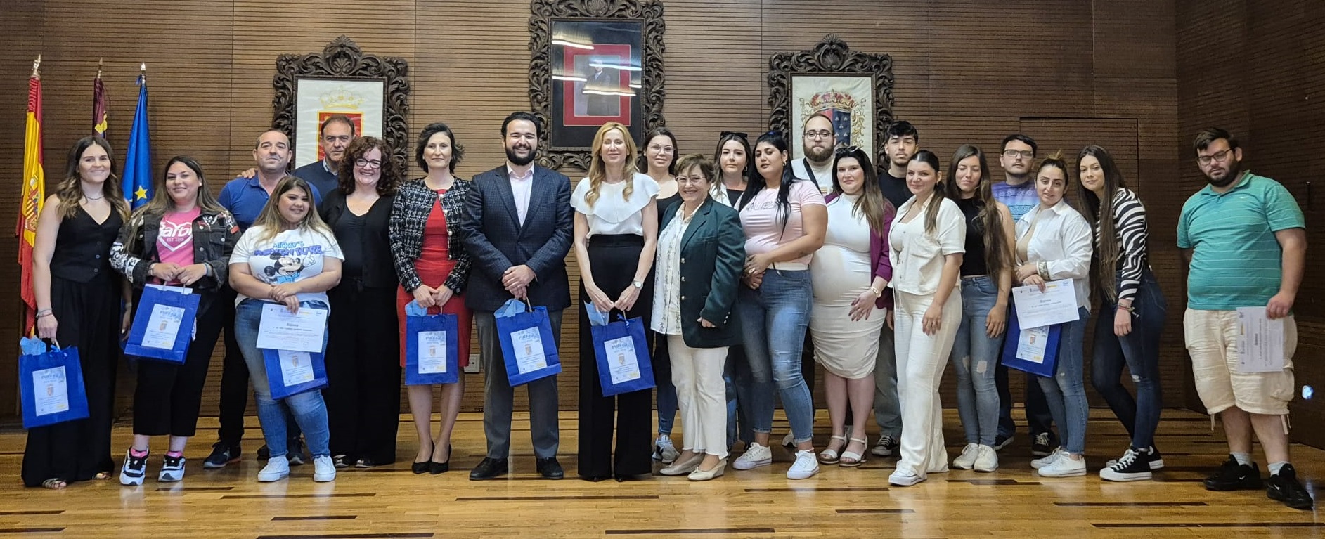 La directora general del SEF, Marisa López Aragón, y el alcalde de La Unión, Joaquín Zapata, junto con los participantes del programa mixto de empleo y formación de limpieza y mantenimiento urbano.