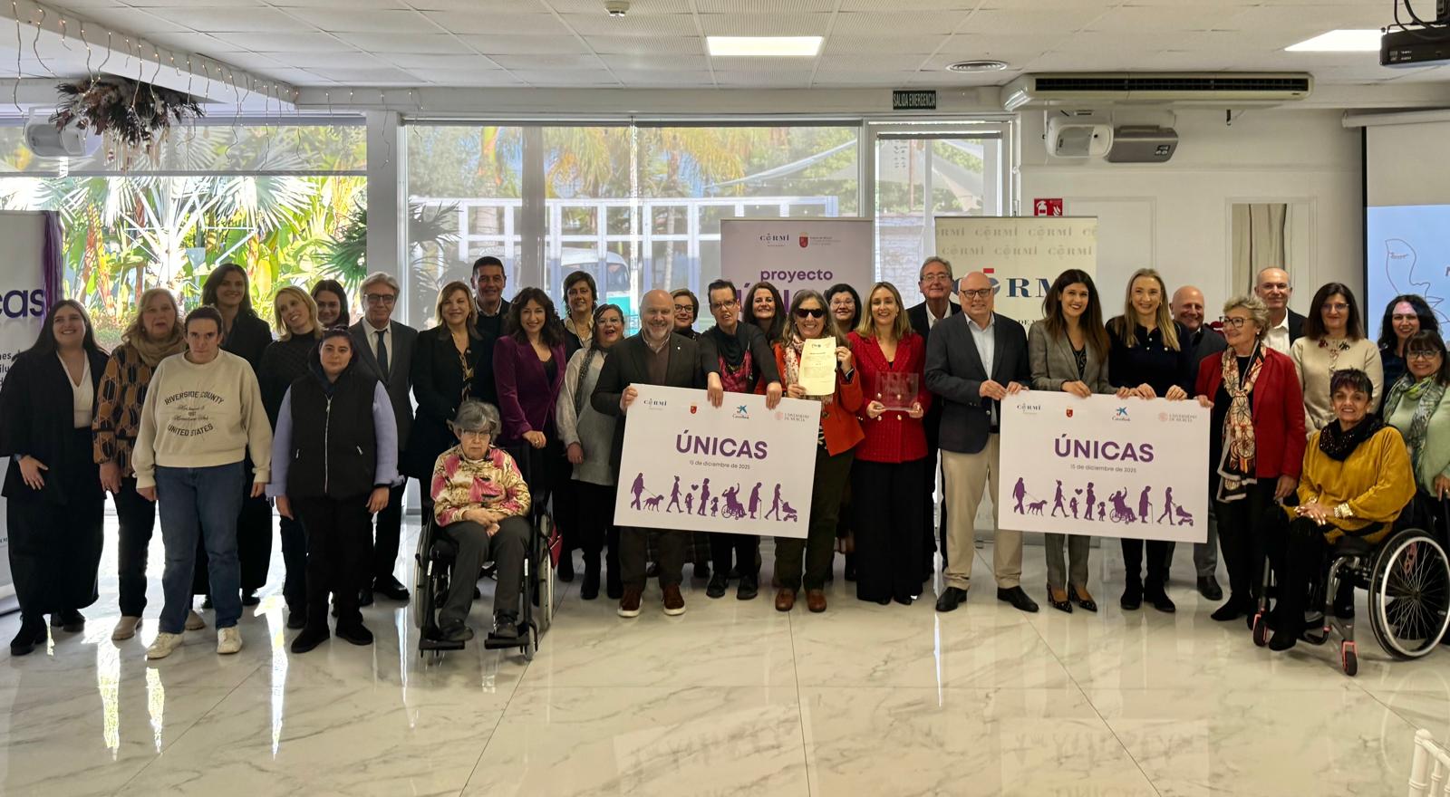 La consejera de Pol&iacute;tica Social, Familias e Igualdad, Conchita Ruiz, en la entrega del Premio CERMI al proyecto regional `&Uacute;nicas&acute; como mejor acci&oacute;n auton&oacute;mica