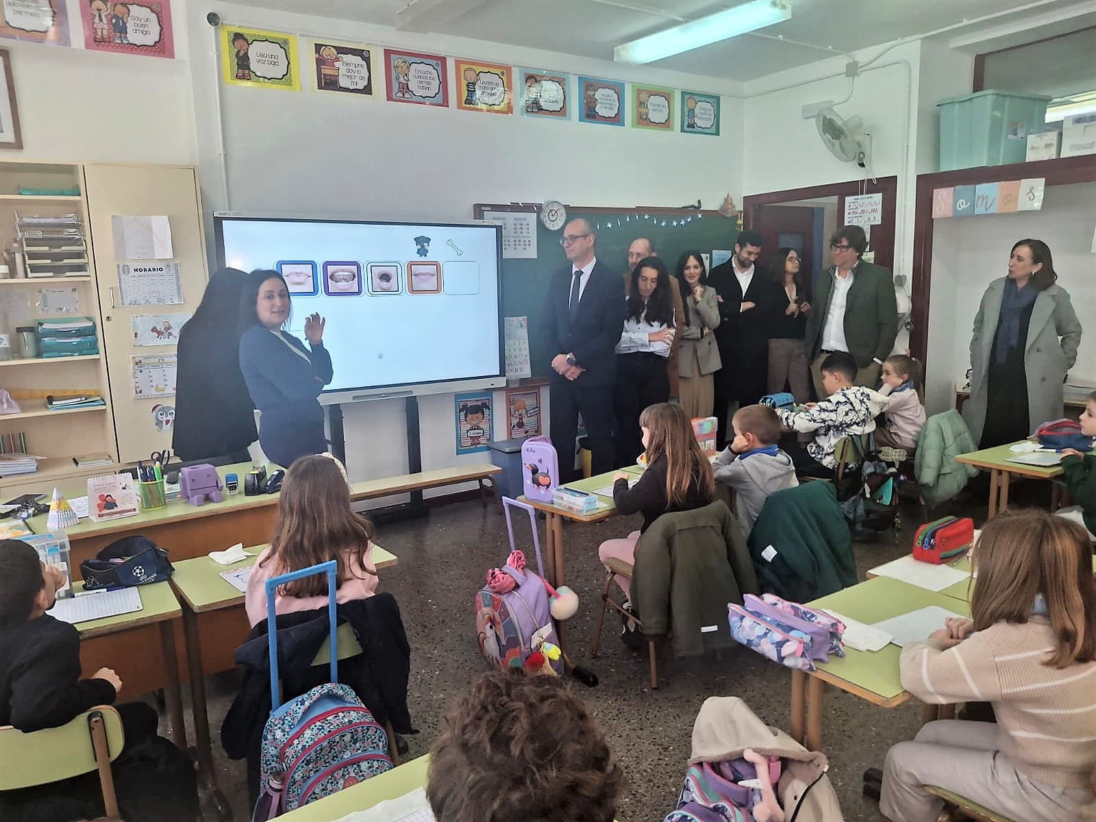 El consejero de Educaci&oacute;n y Formaci&oacute;n Profesional, V&iacute;ctor Mar&iacute;n, visita el colegio Alfonso X de Yecla donde se desarrolla el programa 'Panda' para mejorar la lectura y la escritura en ni&ntilde;os con dificultades de aprendizaje