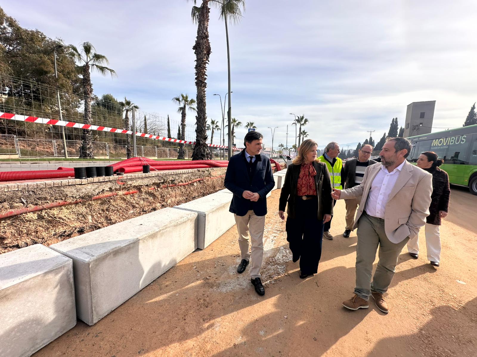 El consejero de Fomento e Infraestructuras, Jorge Garc&iacute;a Montoro, acompa&ntilde;ado de la alcaldesa de Alcantarilla, Paqui Terol, visitan las obras de los puntos de recarga que se est&aacute;n instalando en el municipio para dar servicio a los autobuses Movibus