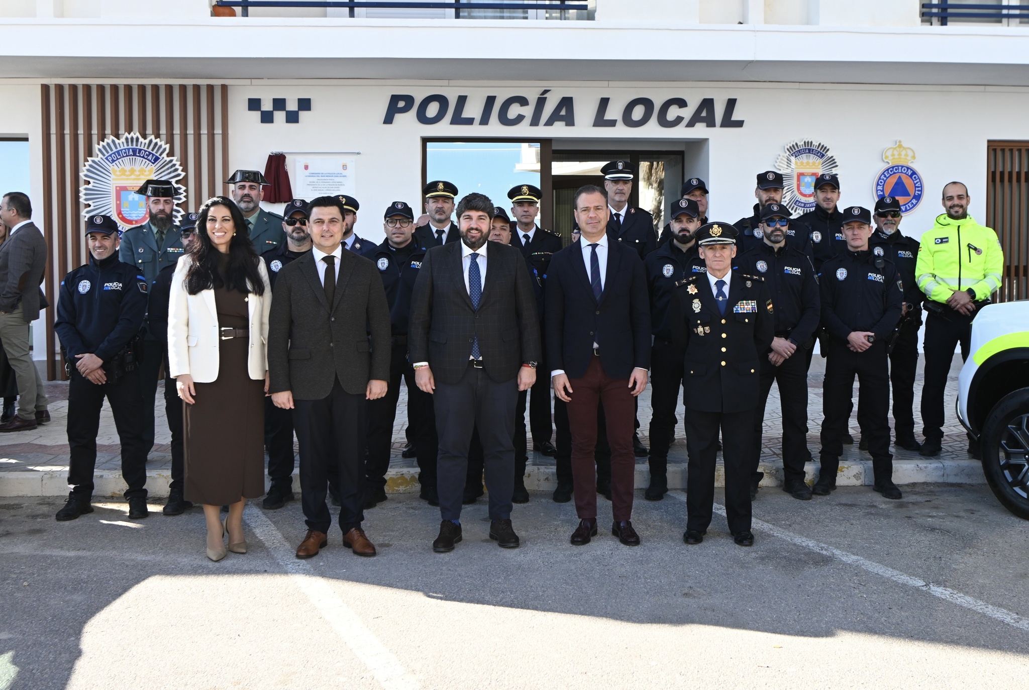 El presidente, junto al alcalde Jos&eacute; Miguel Luego, en la nueva Comisar&iacute;a de Polic&iacute;a Local de la Manga del Mar Menor.
