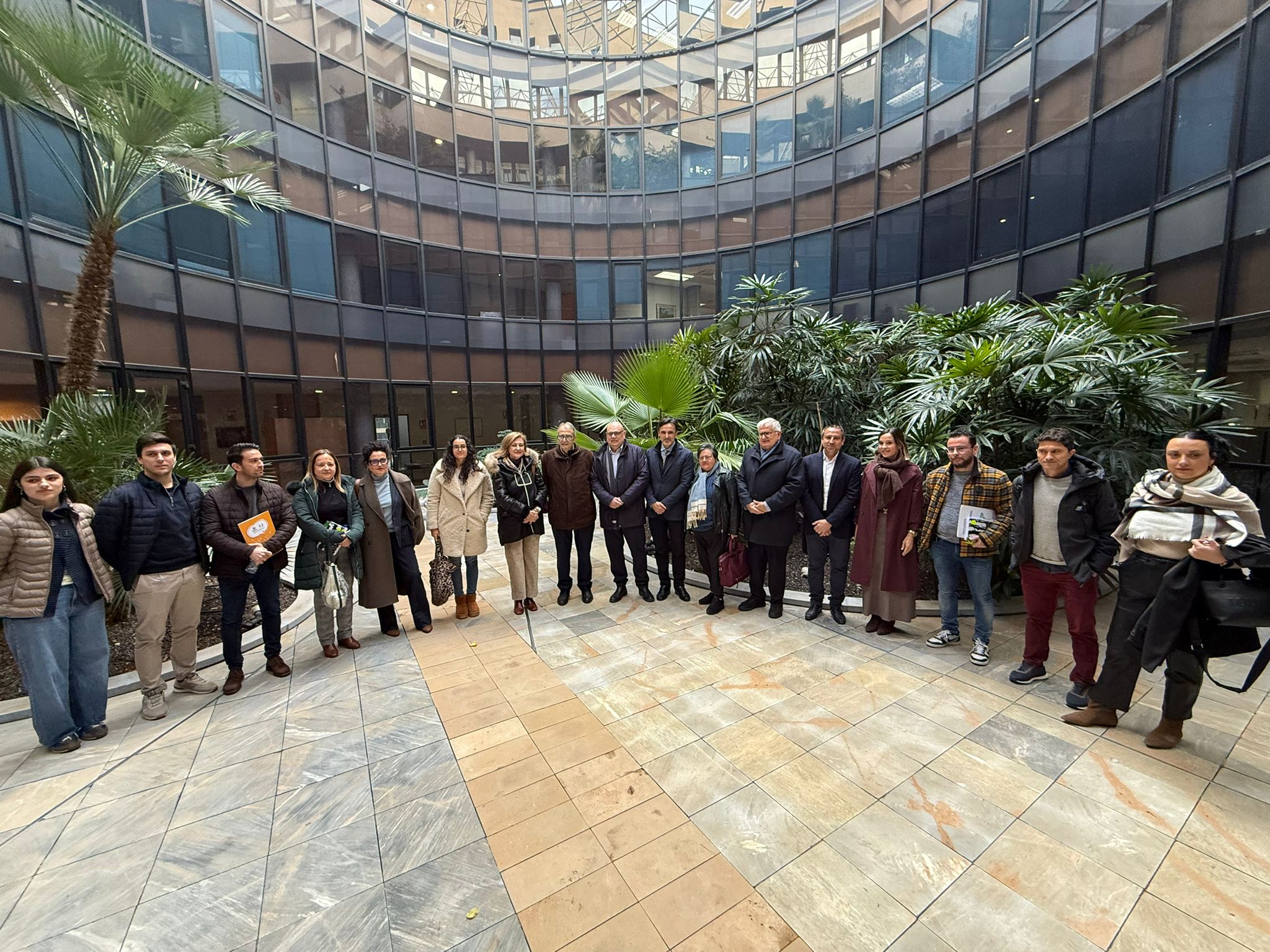 El consejero de Fomento e infraestructuras, Jorge Garc&iacute;a Montoro, durante el encuentro con CERMI y representantes de las quince asociaciones de personas con discapacidad de la Regi&oacute;n beneficiadas con las ayudas del transporte