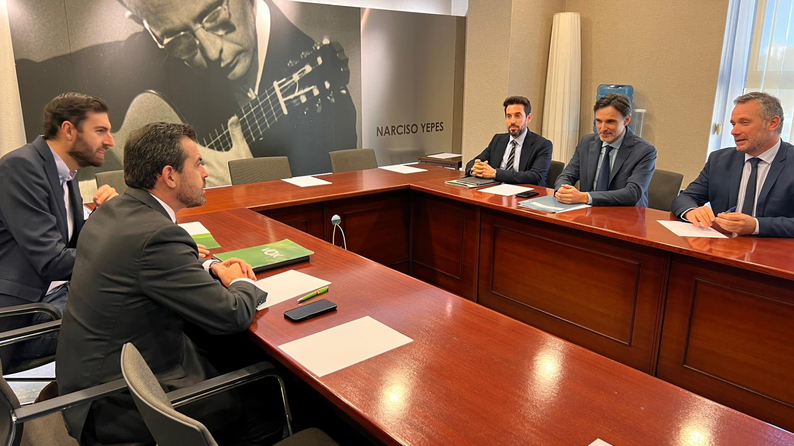 El consejero de Fomento e Infraestructuras, Jorge Garc&iacute;a Montoro, durante la reuni&oacute;n con el grupo parlamentario Vox dentro de la ronda de contactos del anteproyecto de Ley de Vivienda Asequible de la Regi&oacute;n de Murcia