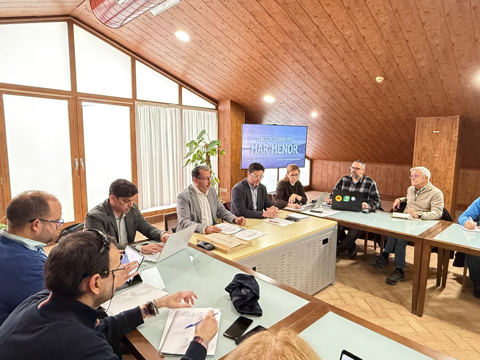 El director general de Ordenaci&oacute;n del Territorio y Arquitectura, Javier Roll&aacute;n, durante la reuni&oacute;n del Comit&eacute; de Seguimiento del Mar Menor