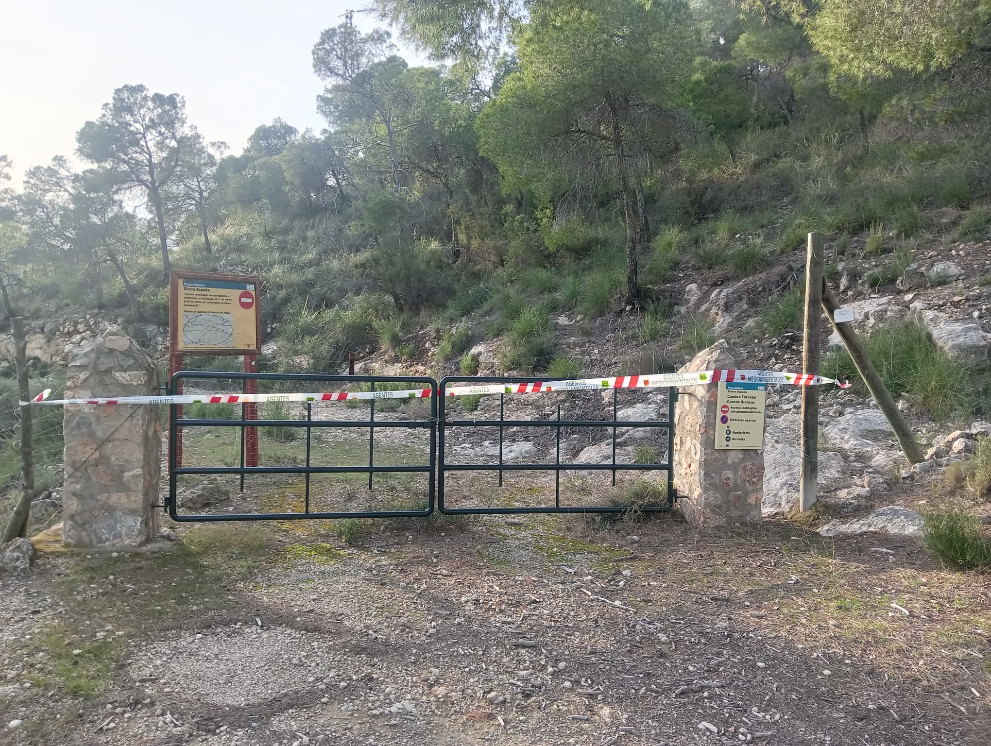 Prohibici&oacute;n del paso en una de las zonas del Parque Regional de Sierra Espu&ntilde;a.