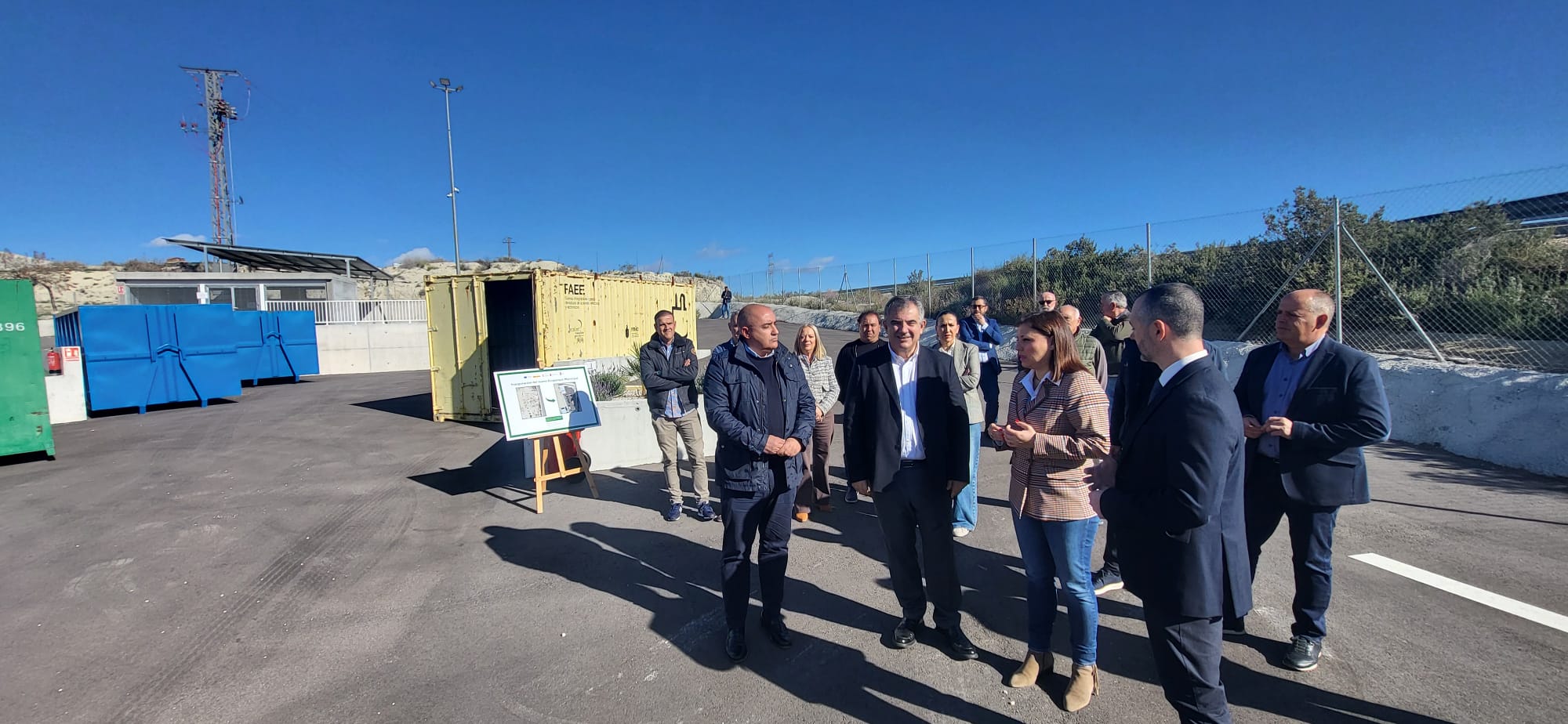 El consejero de Medio Ambiente, Universidades, Investigaci&oacute;n y Mar Menor, Juan Mar&iacute;a V&aacute;zquez, junto a la alcaldesa de Fortuna, Catalina Herrero, visitan el nuevo Ecoparque municipal.