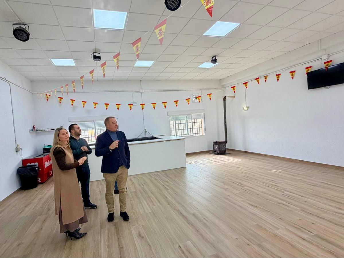 El director general de Administraci&oacute;n Local, Francisco Abril, y la alcaldesa de Ceheg&iacute;n, visitaron hoy el local social de Valent&iacute;n tras concluir las obras de remodelaci&oacute;n financiadas por la Comunidad.