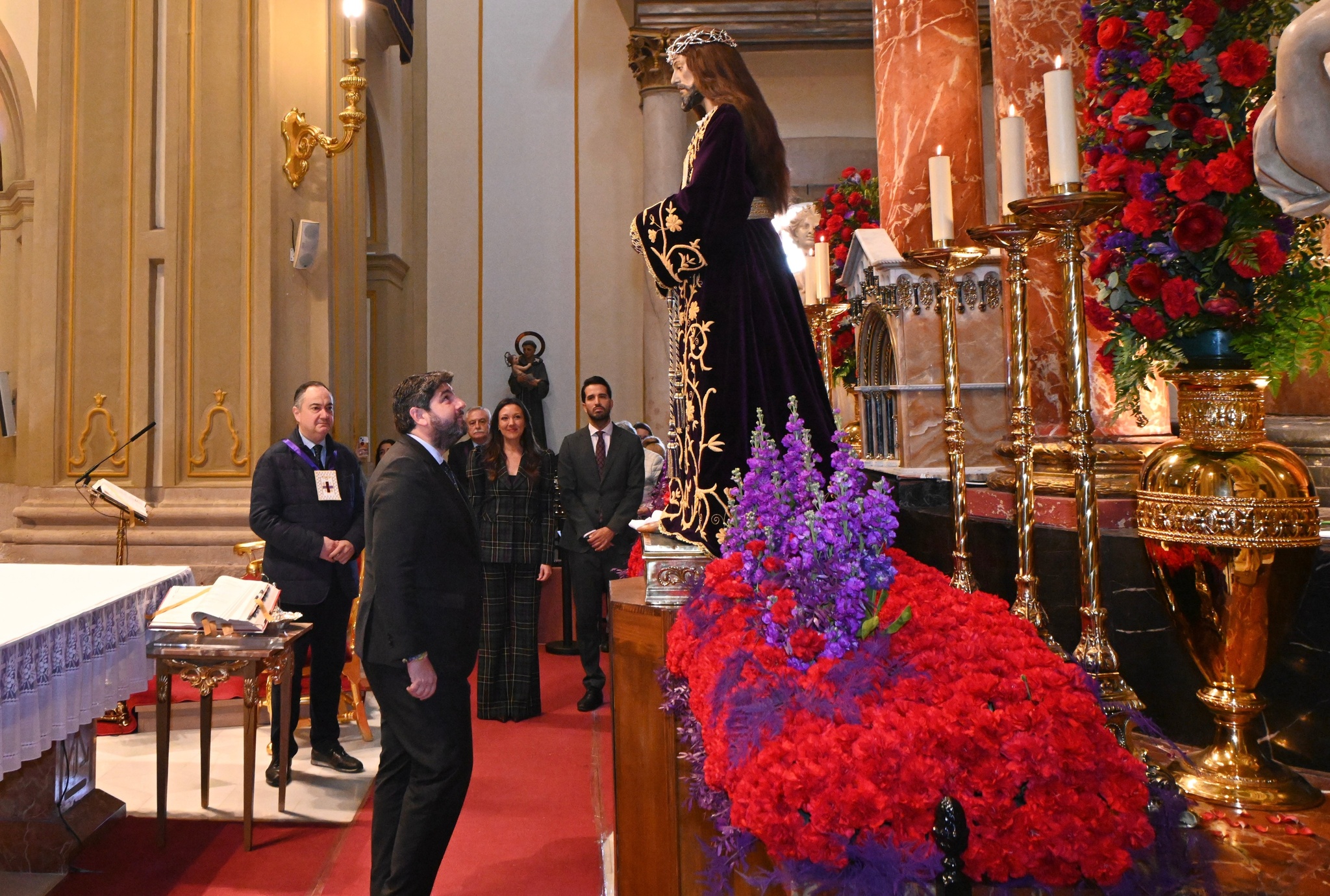 L&oacute;pez Miras, durante el tradicional besapi&eacute; del Cristo del Rescate, que se celebra cada primer viernes de marzo en la iglesia de San Juan Bautista...