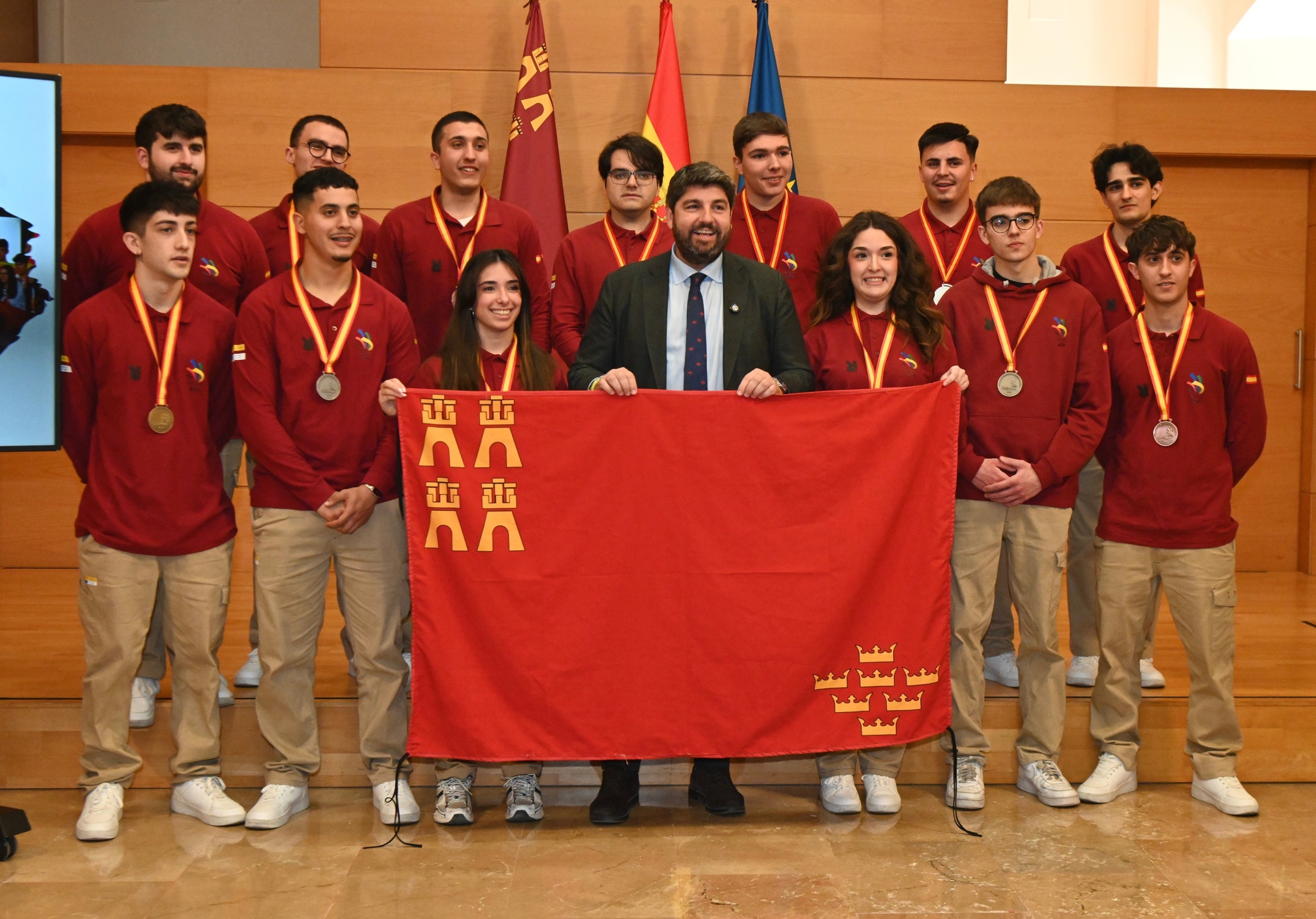 L&oacute;pez Miras recibe al alumnado que ha hecho a la Regi&oacute;n de Murcia subcampeona de las olimpiadas de la FP SpainSkills
