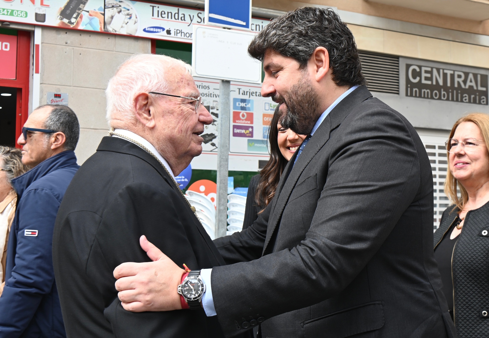L&oacute;pez Miras, junto al Hermano Mayor del Hospital de Caridad de Cartagena, Jos&eacute; Vera S&aacute;nchez