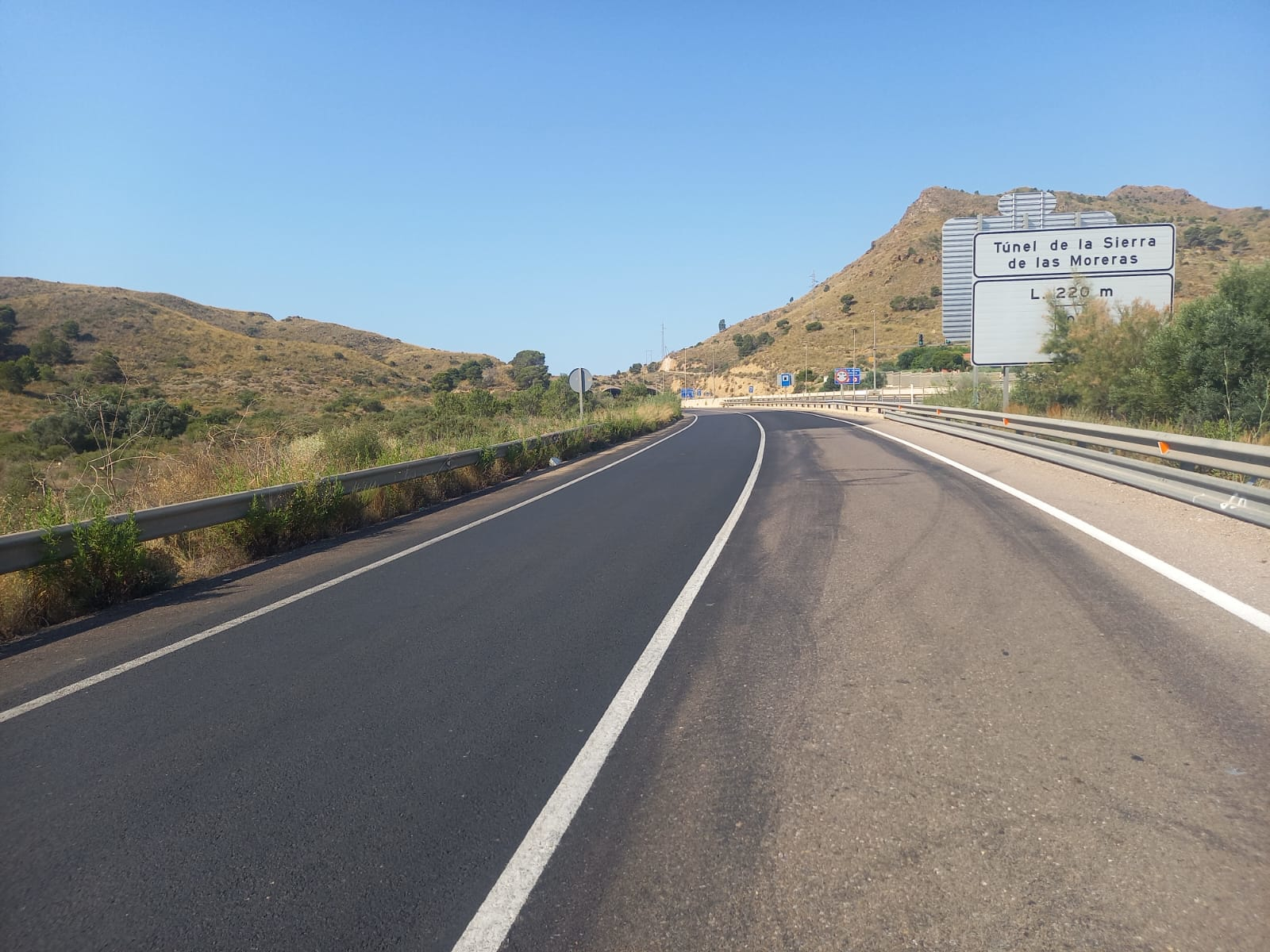 Imagen de la carretera RM-332 entre Mazarr&oacute;n y Lorca en un tramo renovado y mejorado recientemente por la Comunidad.