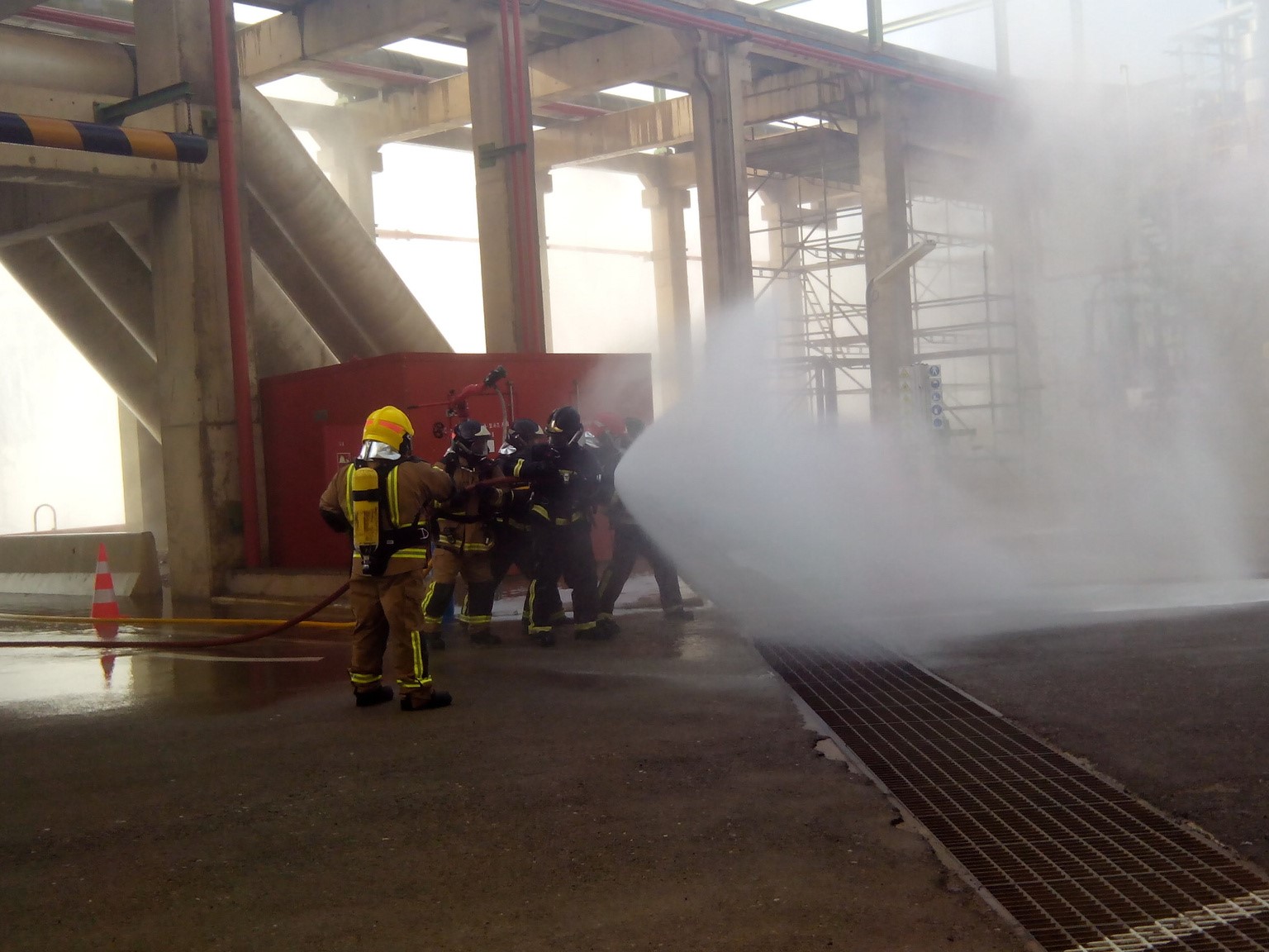 T&eacute;cnicos de la Direcci&oacute;n General de Industria, Energ&iacute;a y Minas, durante una inspecci&oacute;n de medidas de seguridad en una instalaci&oacute;n energ&eacute;tica