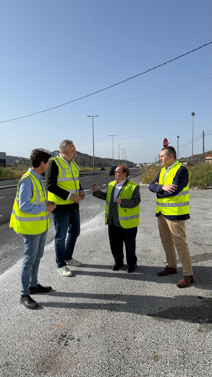 El director general de Carreteras, Francisco Carrillo, junto al alcalde de Abanilla, Jos&eacute; Antonio Blasco, y de Santomera, V&iacute;ctor Mart&iacute;nez, supervisando el fin de obra de la carretera RM-414 que une ambos municipios