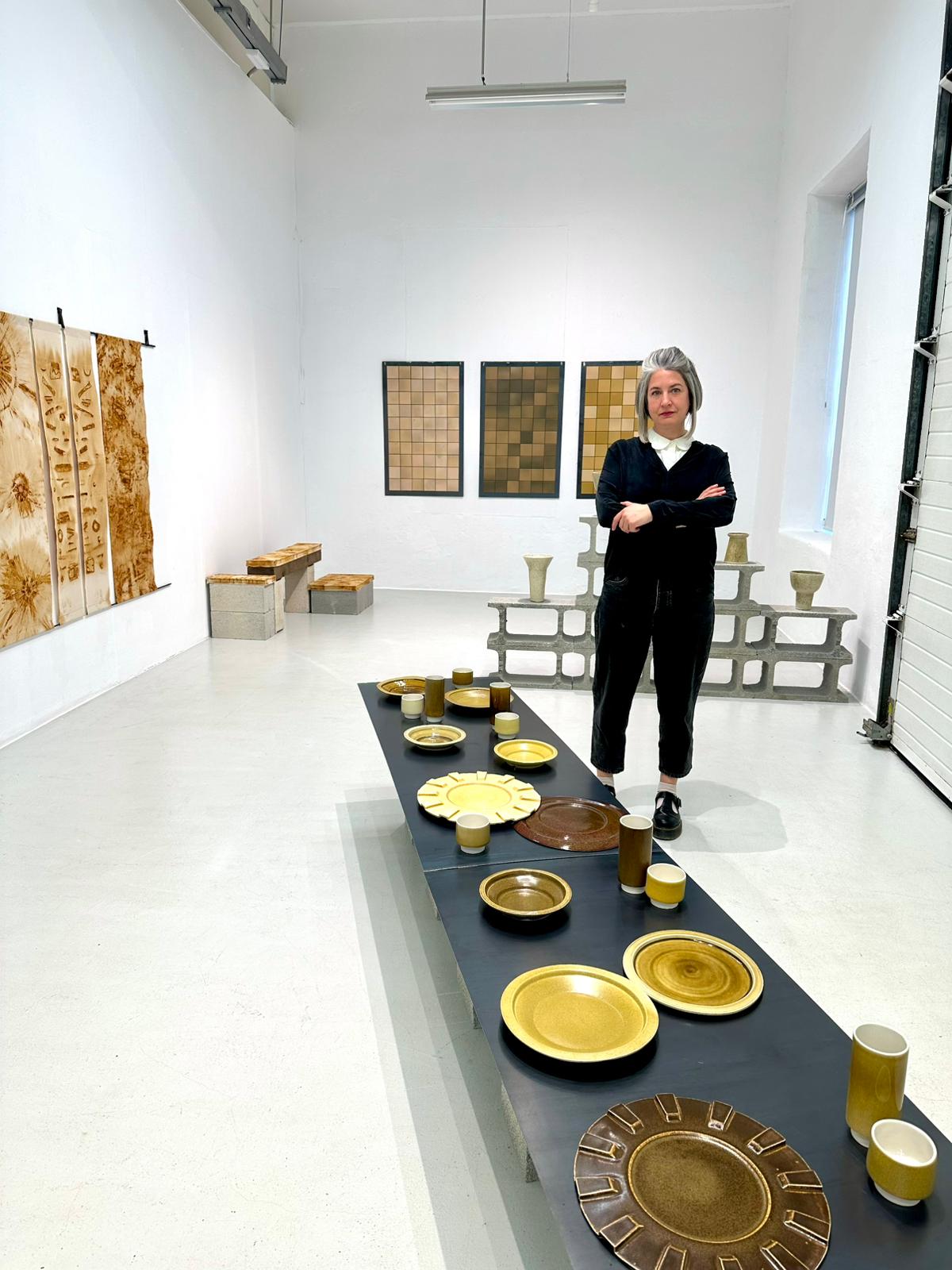 Imagen de Carmen L&oacute;pez Br&iacute;o en la Sala de M&aacute;quinas del Centro P&aacute;rraga donde expone 'Minados'