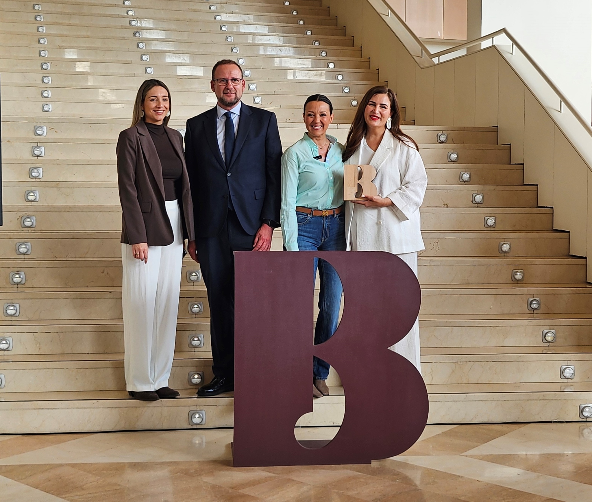 La consejera Carmen Conesa y el concejal Jos&eacute; Guill&eacute;n, con las creadoras de contenido que han colaborado en la organizaci&oacute;n de los premios.