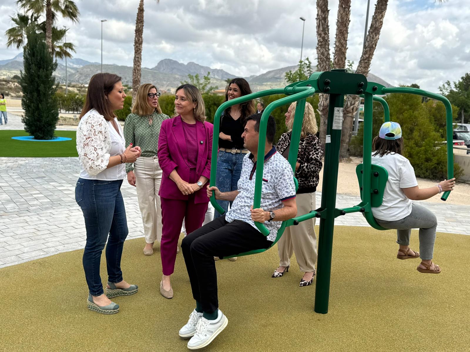 La consejera de Pol&iacute;tica Social, Familias e Igualdad, Conchita Ruiz, junto con la alcaldesa de Fortuna, Catalina Herrero, durante la visita al jard&iacute;n biosaludable del centro de d&iacute;a 'Reina Sof&iacute;a'