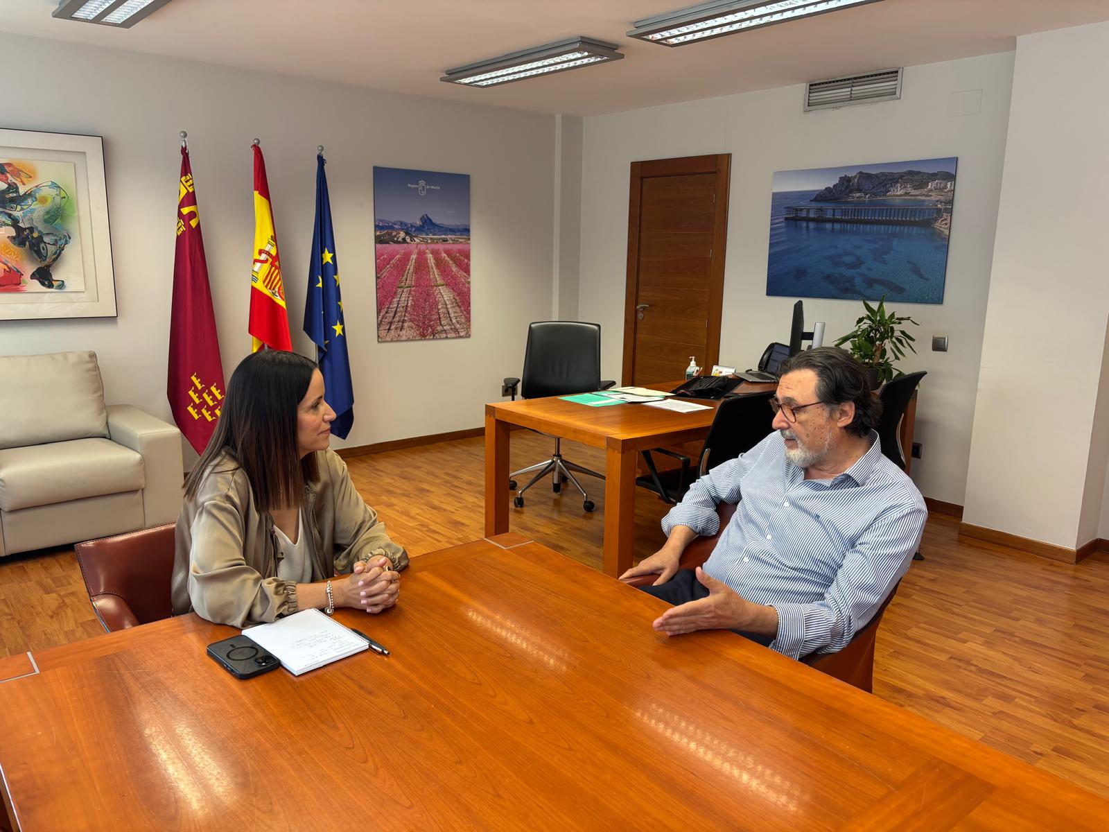 La consejera de Salud, Isabel Ayala, mantuvo un encuentro con el Coordinador Regional de Trasplantes, Ricardo Robles, con motivo del D&iacute;a Nacional del Donante de &Oacute;rganos