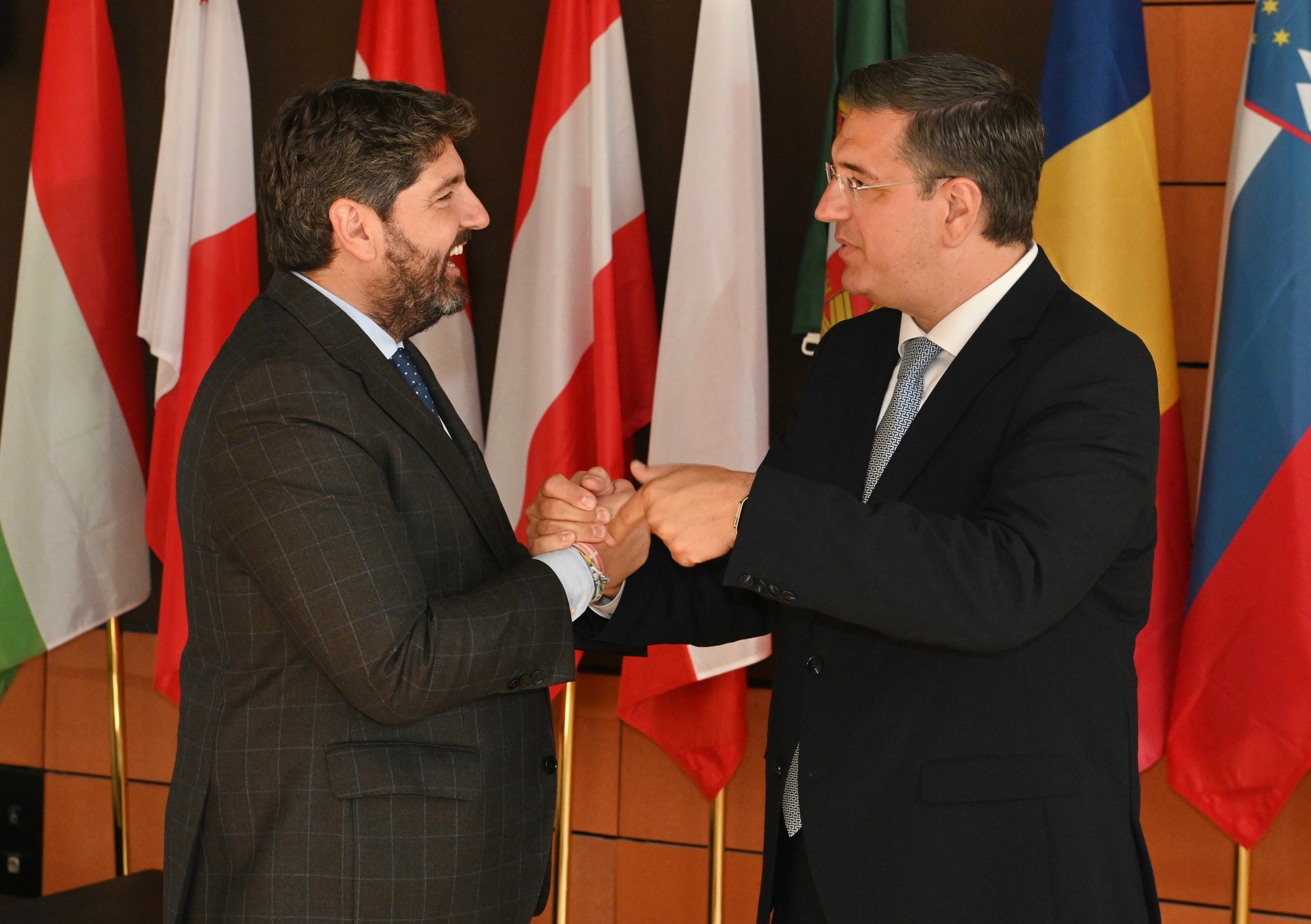 L&oacute;pez Miras se re&uacute;ne en Bruselas con el comisario europeo de Transporte Sostenible y Turismo, Apostolos Tzitzikostas