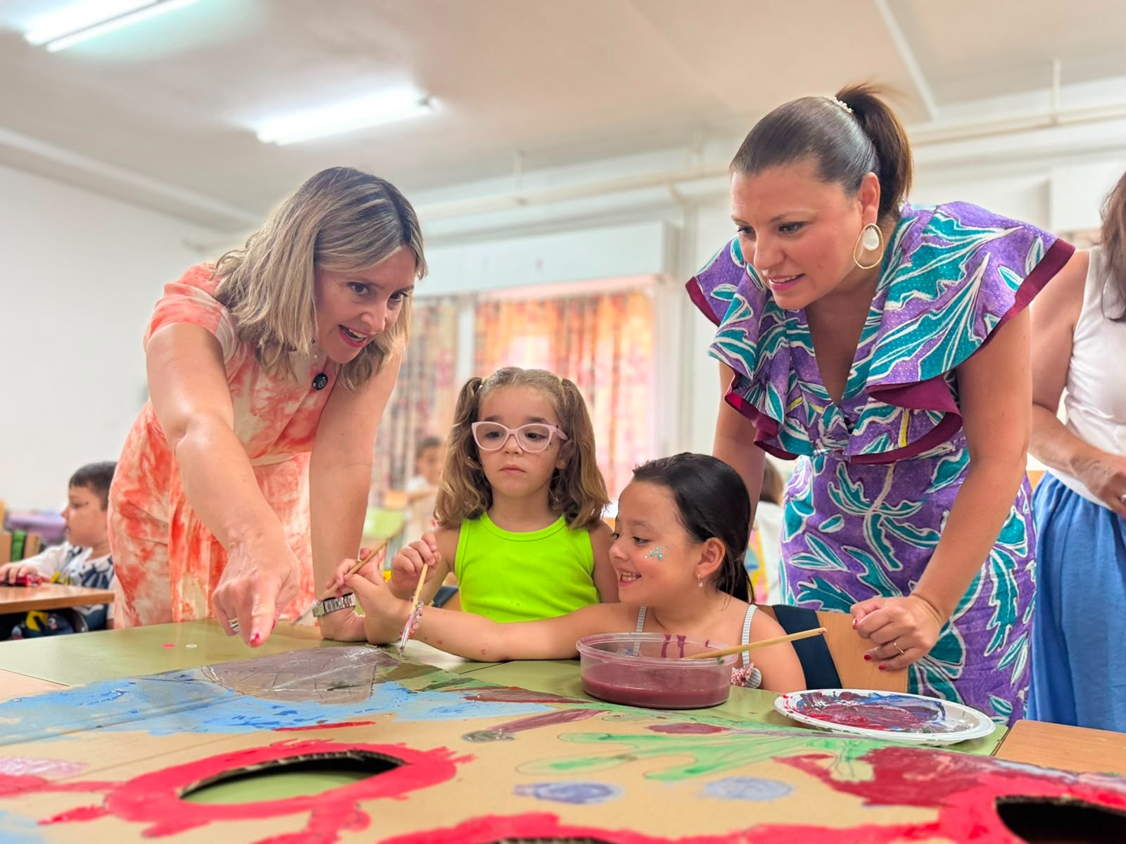 La consejera de Pol&iacute;tica Social, Familias e Igualdad, Conchita Ruiz, junto con la alcaldesa de Fortuna, Catalina Herrero, durante la visita a la Escuela de Verano municipal