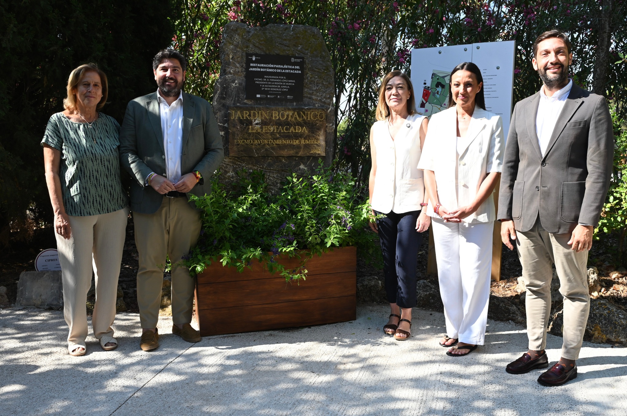 L&oacute;pez Miras visita el renovado Jard&iacute;n Bot&aacute;nico de Jumilla