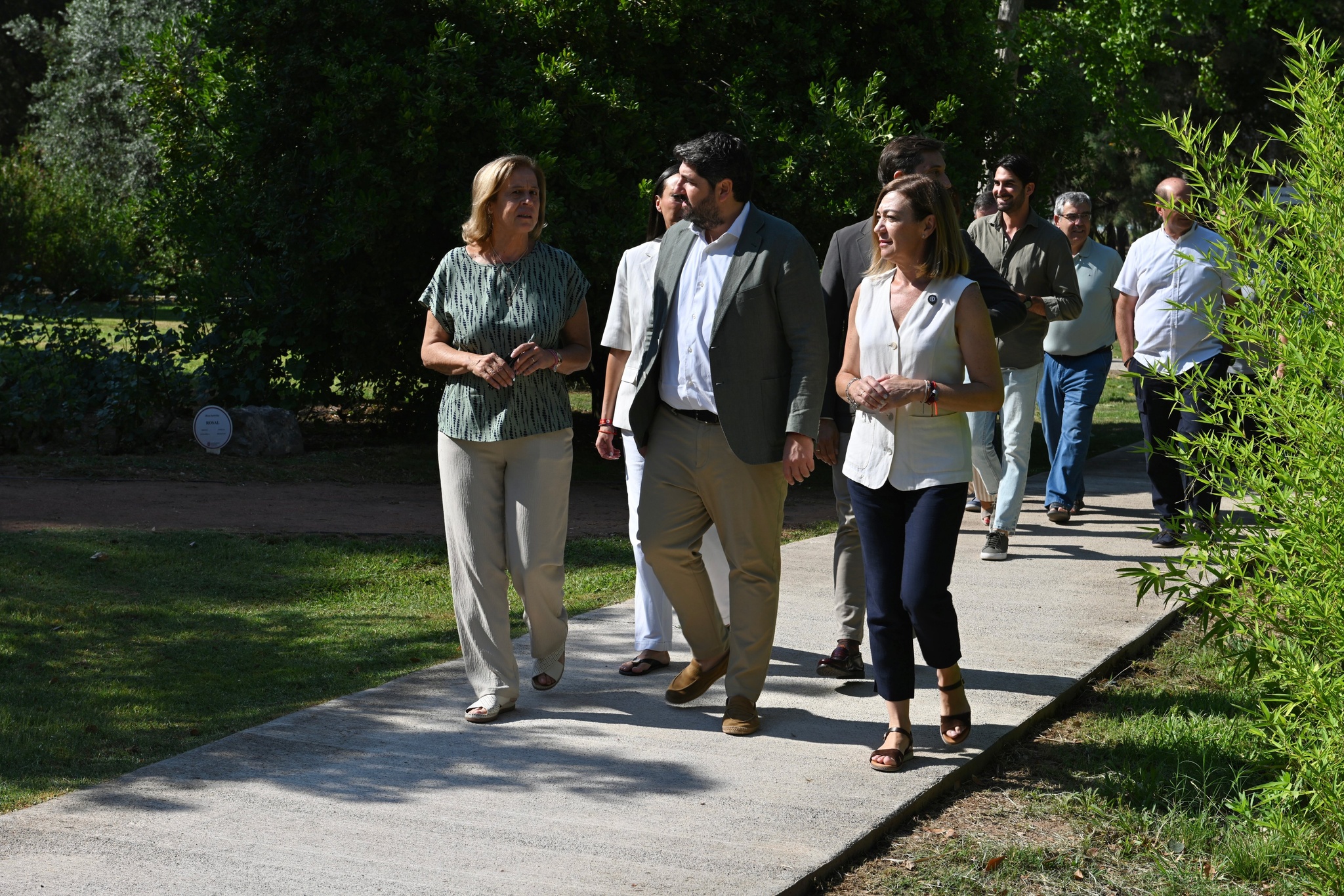 L&oacute;pez Miras visita el renovado Jard&iacute;n Bot&aacute;nico de Jumilla (2)