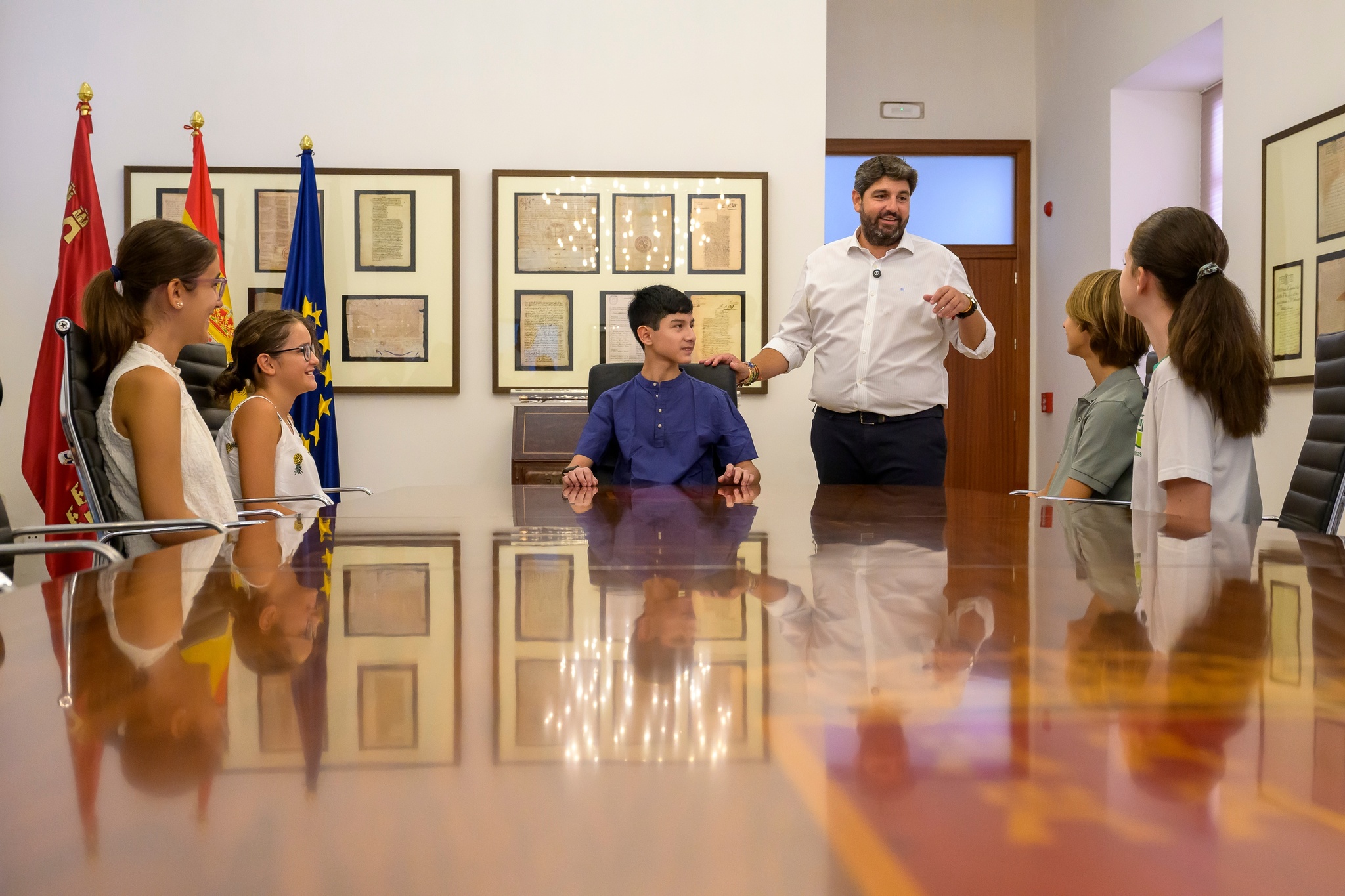 L&oacute;pez Miras recibe a los alumnos premiados por acercar la historia del Palacio de San Esteban a los murcianos