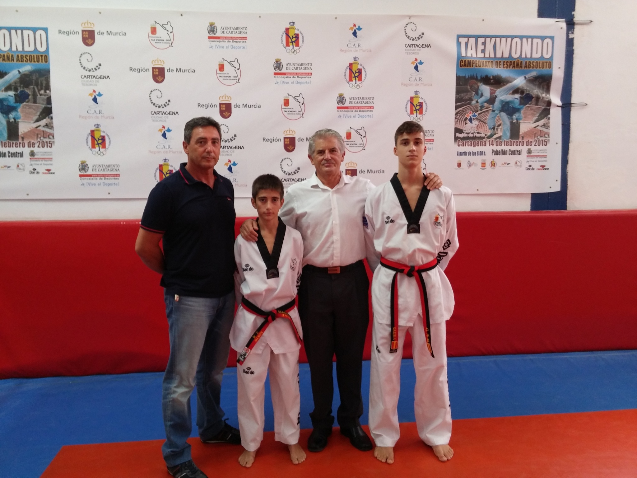 CARM.es - El director general de Deportes, con los dos taekwondistas de la  Región que viajan a Corea