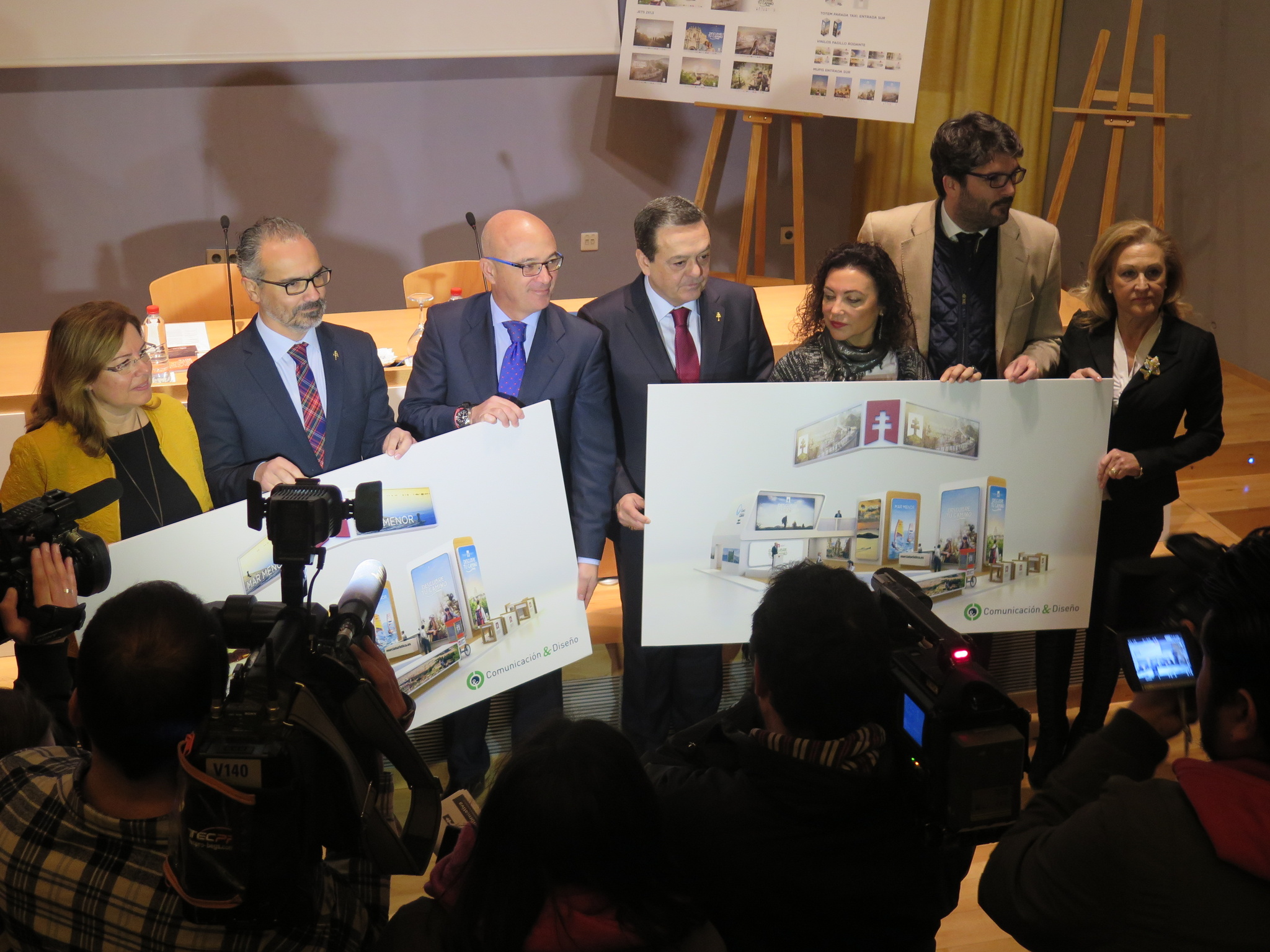 El consejero, durante la presentación del estand con el que la Comunidad promocionará la Región en Fitur 2017