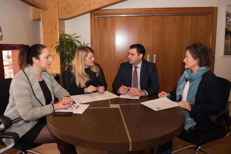 El director general del Servicio Regional de Empleo y Formación, Alejandro Zamora, durante su reunión con la alcaldesa de Mazarrón, Alicia Jiménez