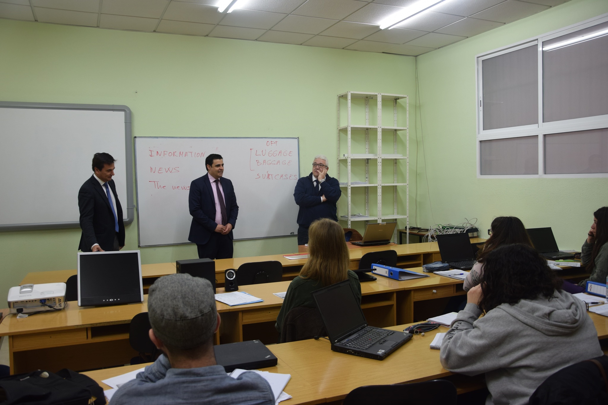 El director del Servicio Regional de Empleo y Formación (SEF), Alejandro Zamora, durante su visita a un curso de inglés para jóvenes de Garantía Juvenil impartido en el Centro de Estudios Infer