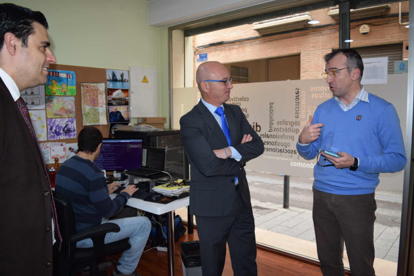 El consejero de Desarrollo Económico, Turismo y Empleo, Juan Hernández, junto al director general del SEF, Alejandro Zamora, han visitado una empresa beneficiaria de las subvenciones para contratar a un joven investigador